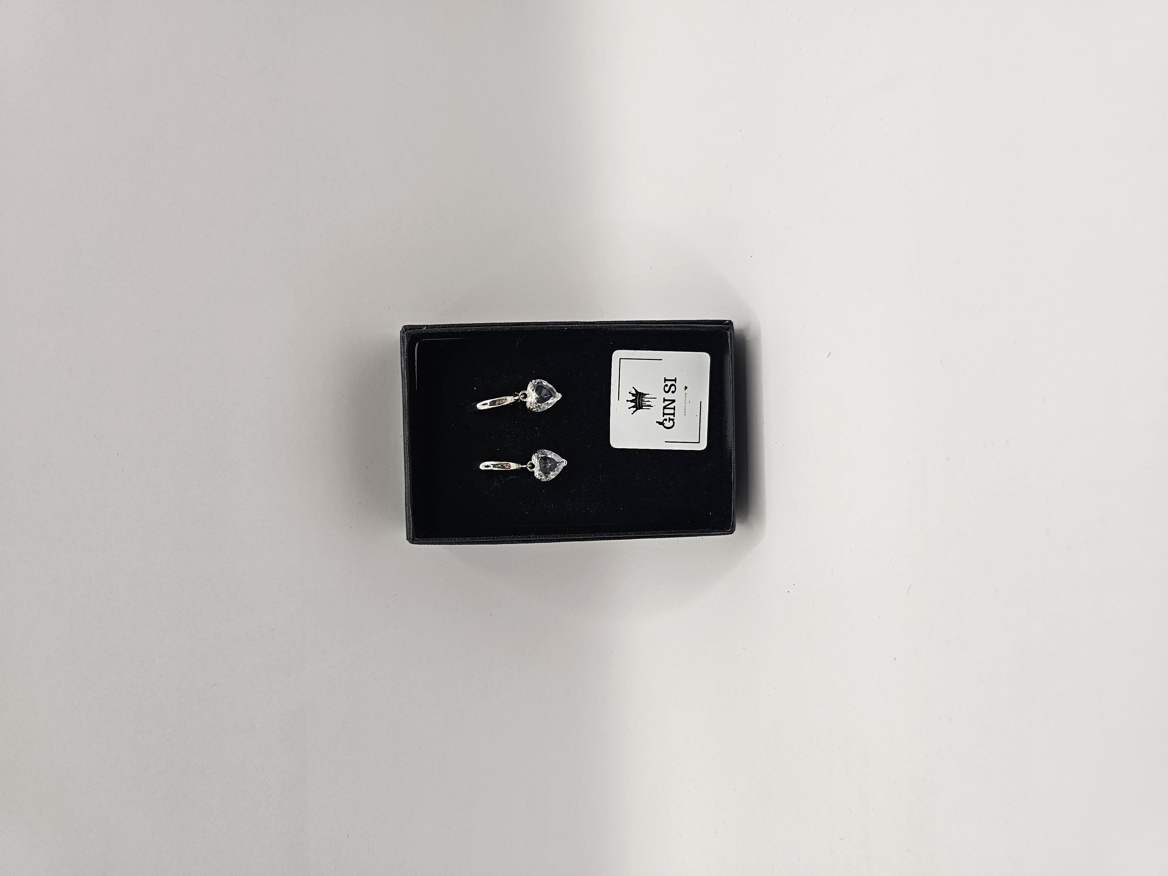 Auskarai skaidrios širdelės