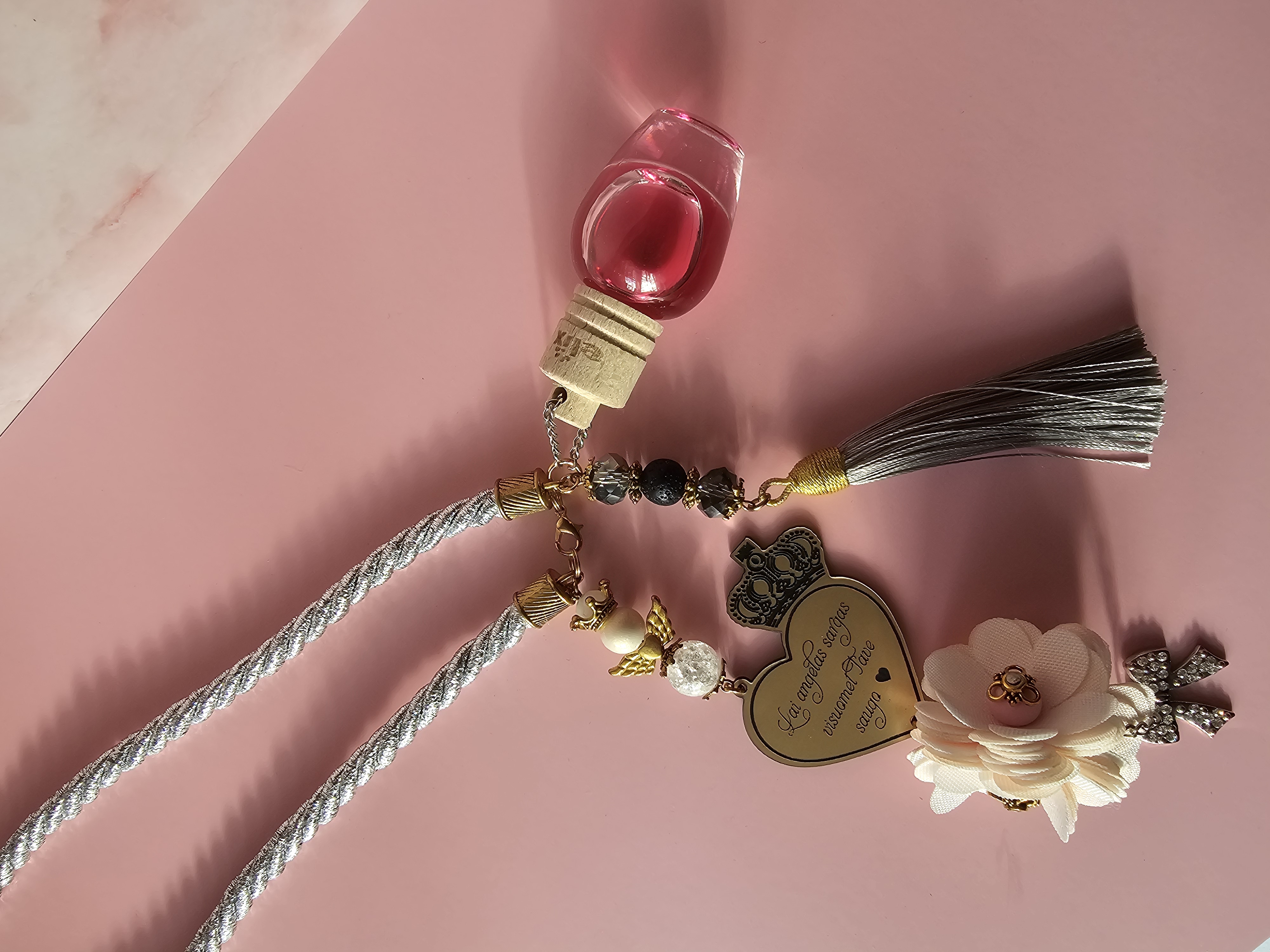 Automobilio pakabukas ir kvapukas su užrašu "Lai angelas sargas...."