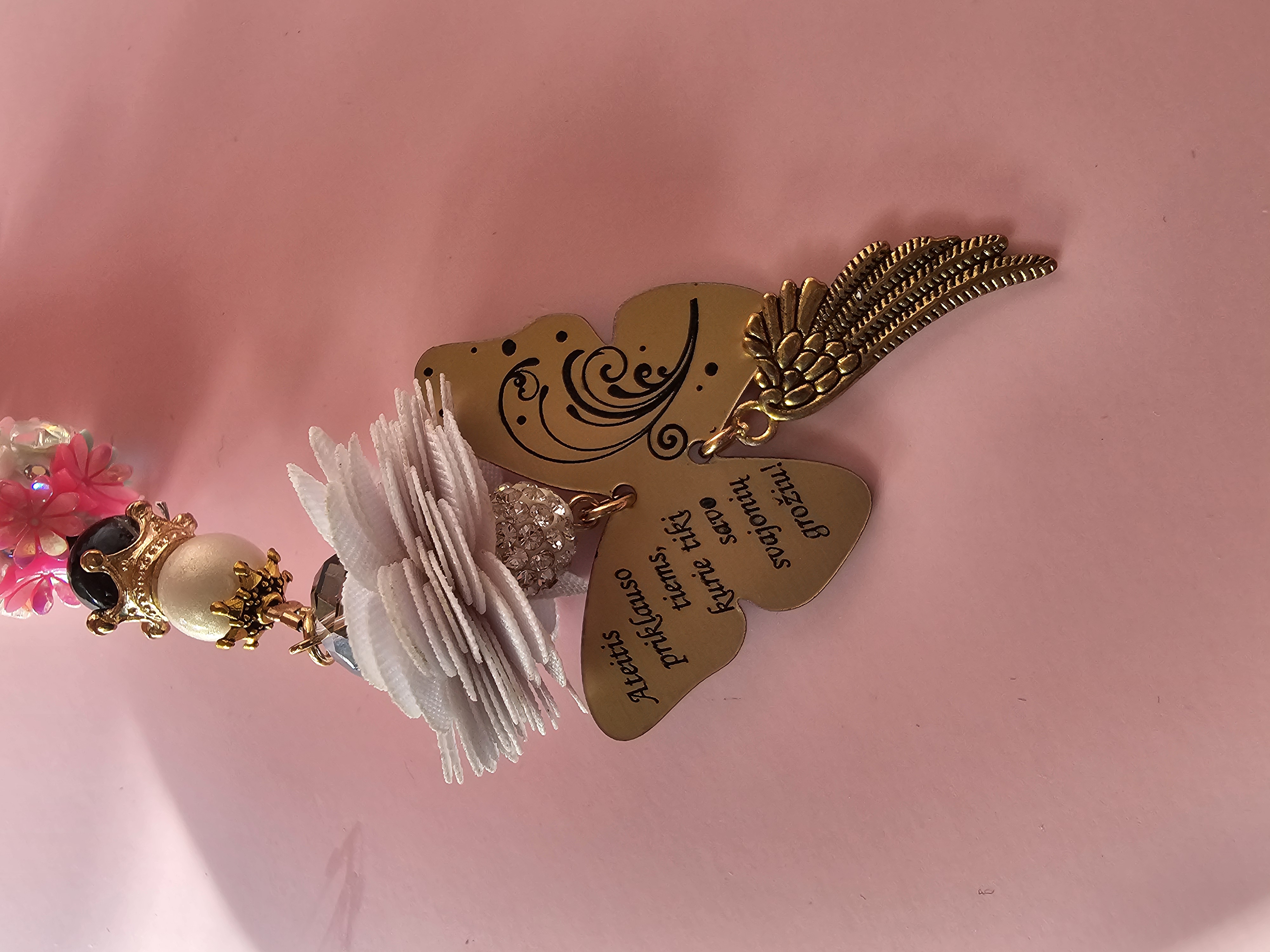 Automobilio pakabukas su užrašu "Ateitis priklauso..."