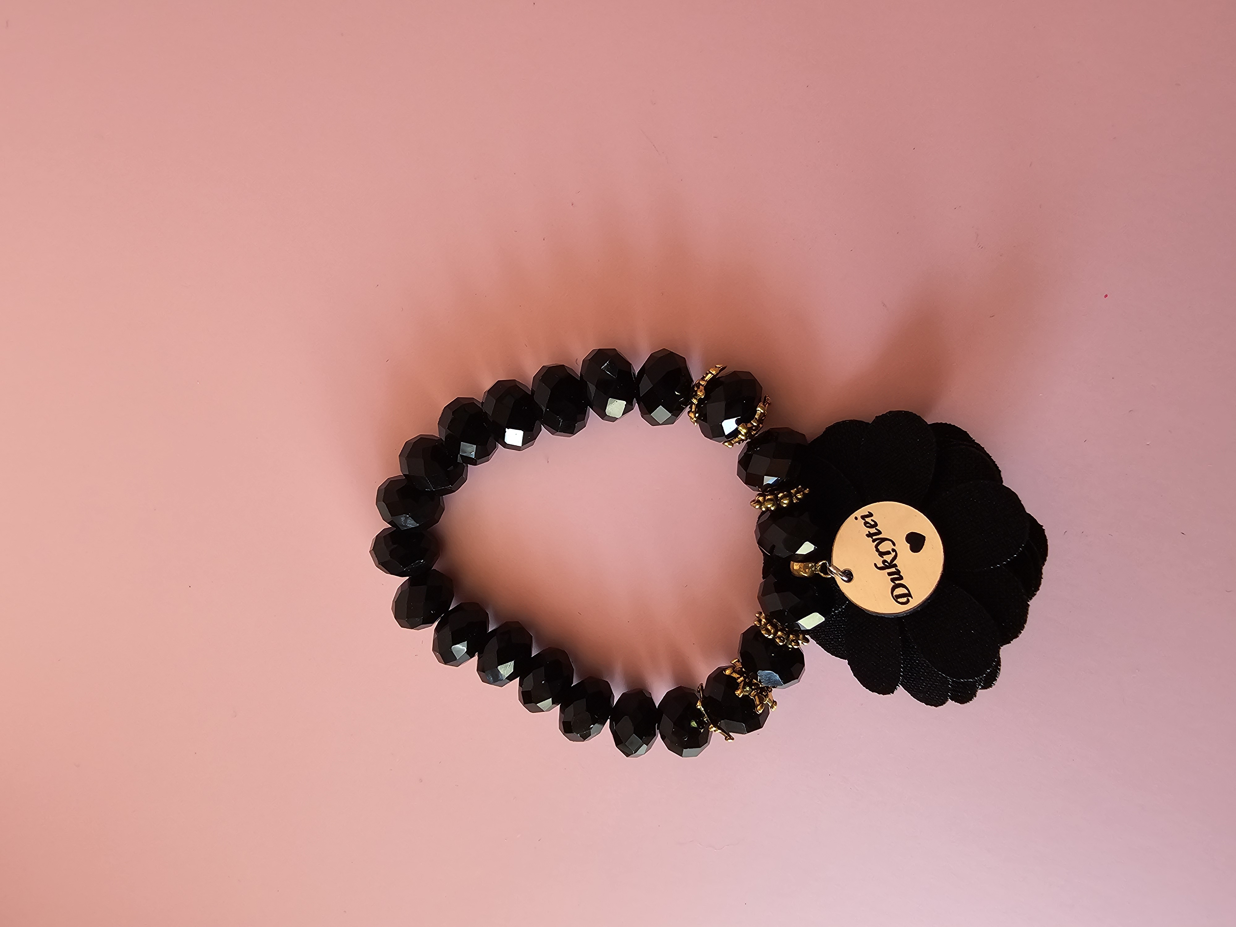 Juoda apyrankė su užrašu "Dukrytei"