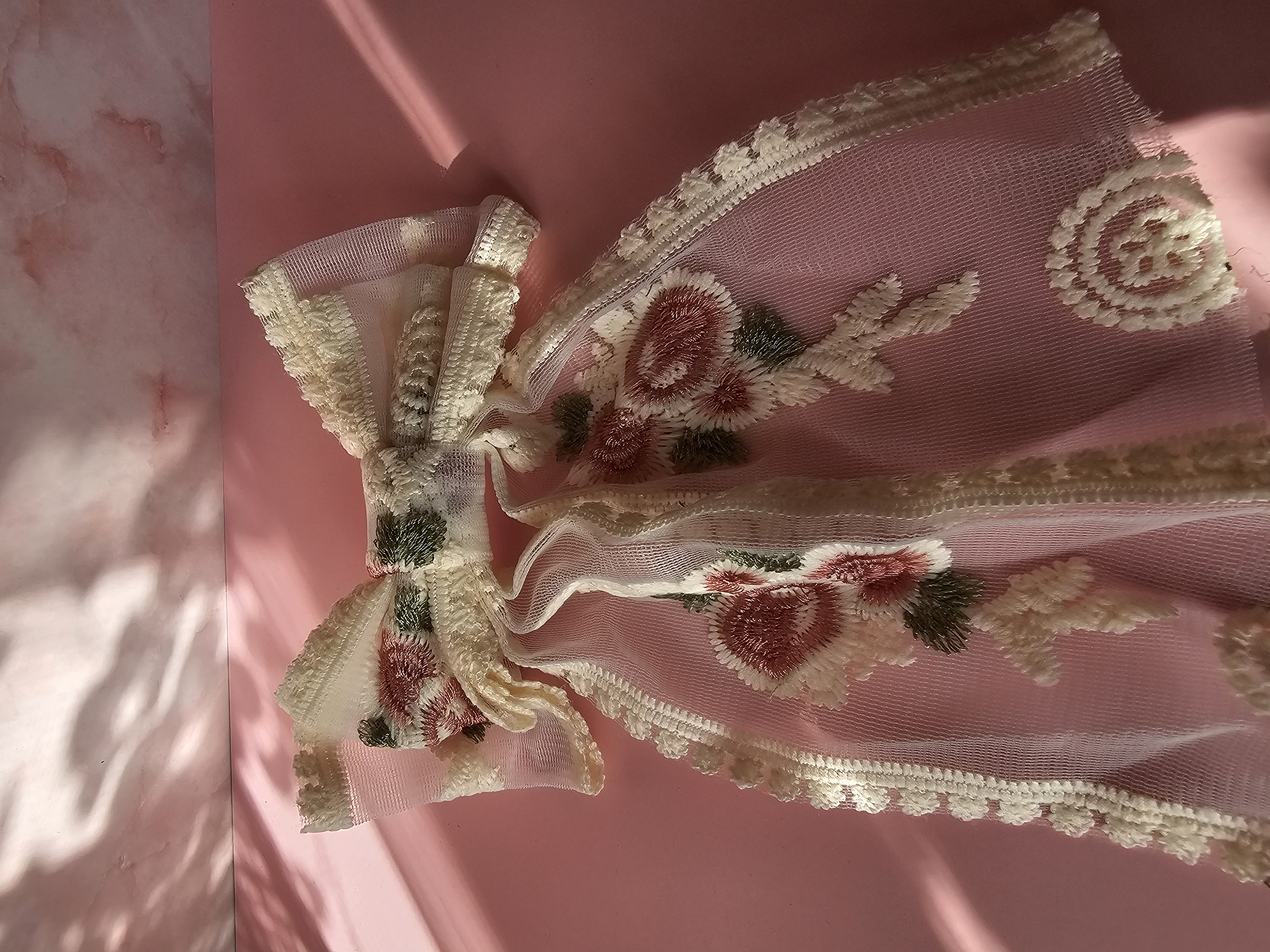 Plaukų segtukas kaspinas - nėrinys su ryškia rožine rože