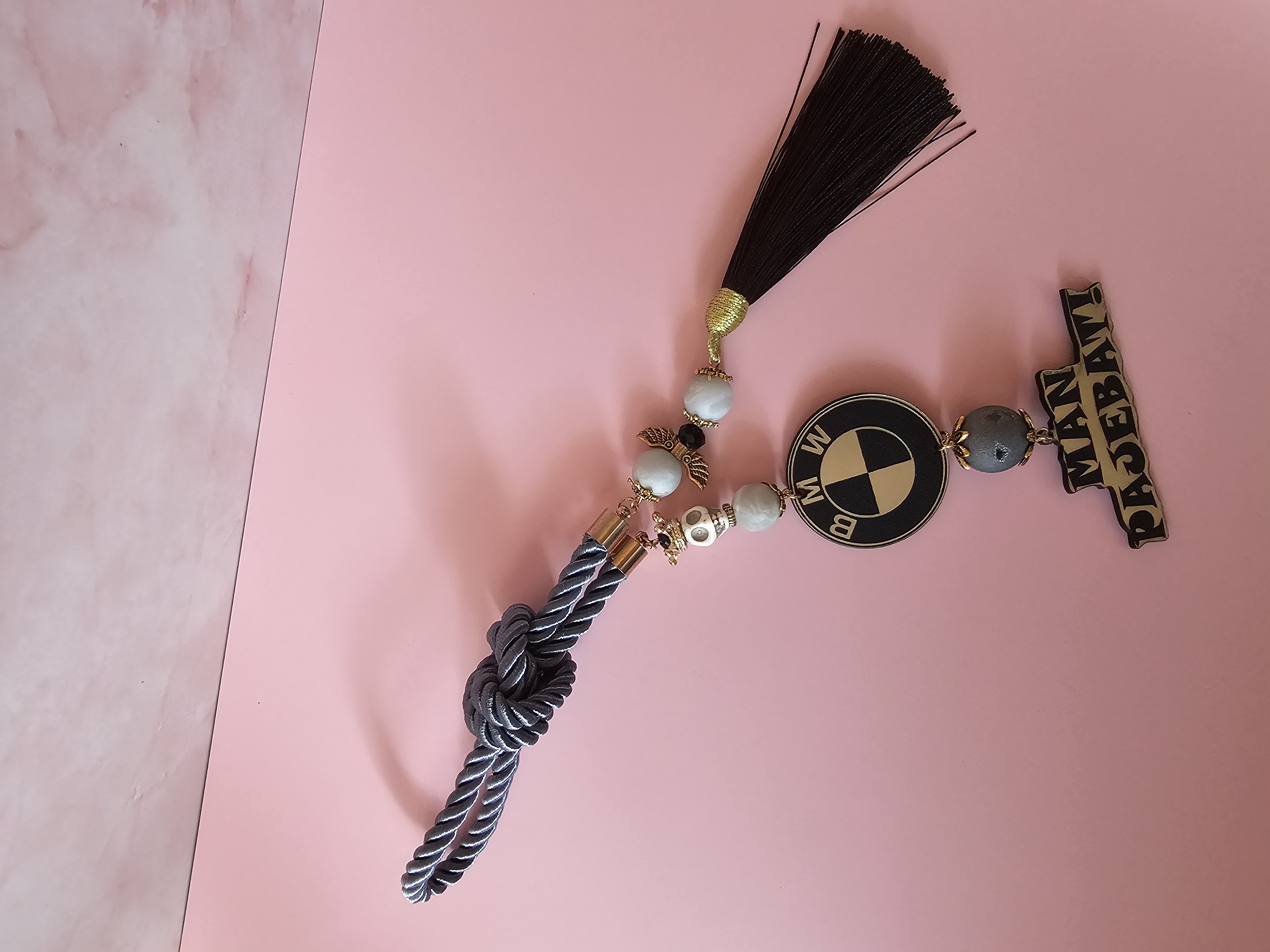 Automobilio pakabukas su užrašu "Man..." BMW fanui