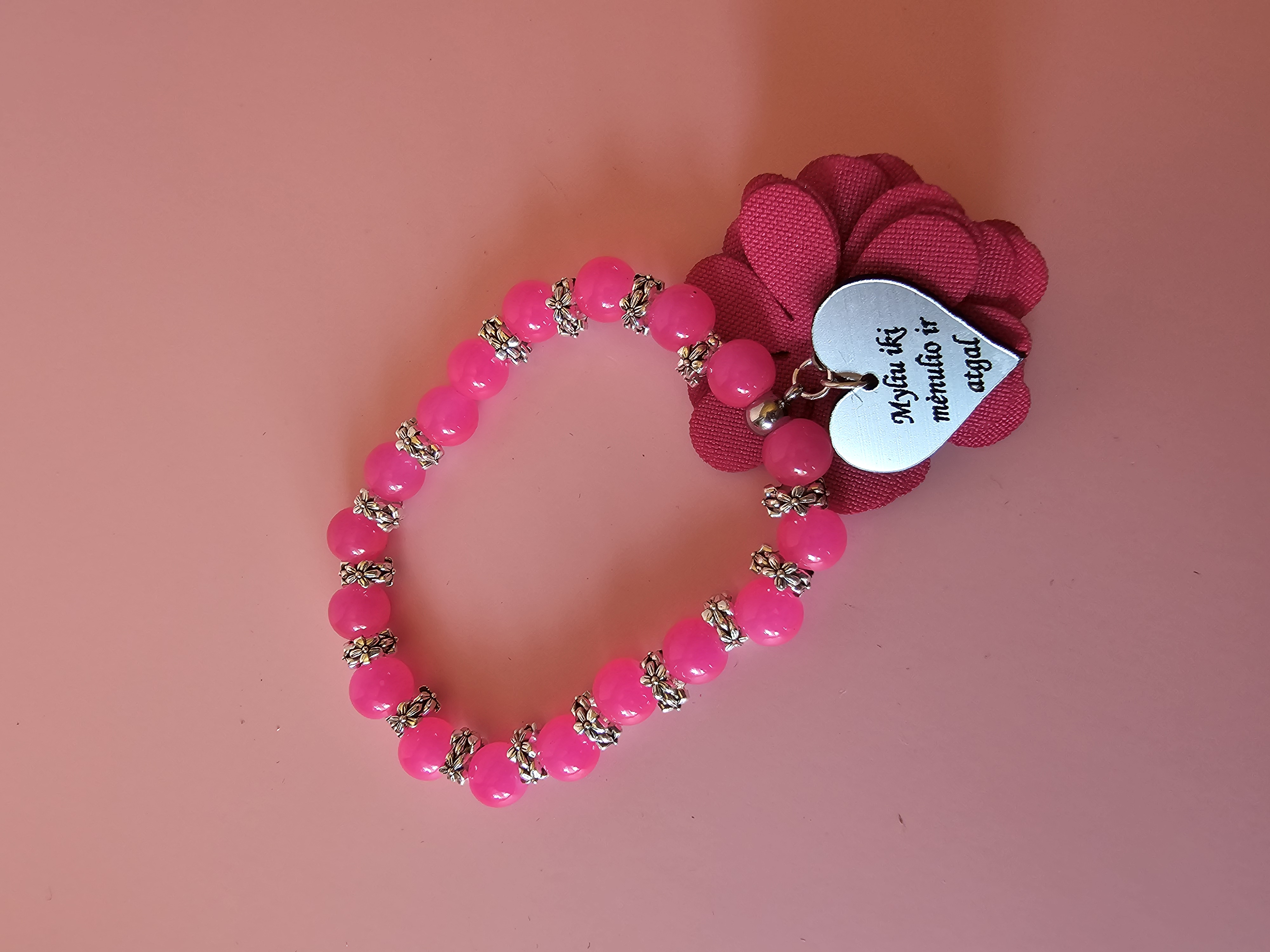 Rožinė apyrankė su užrašu "Myliu iki mėnulio ir atgal"