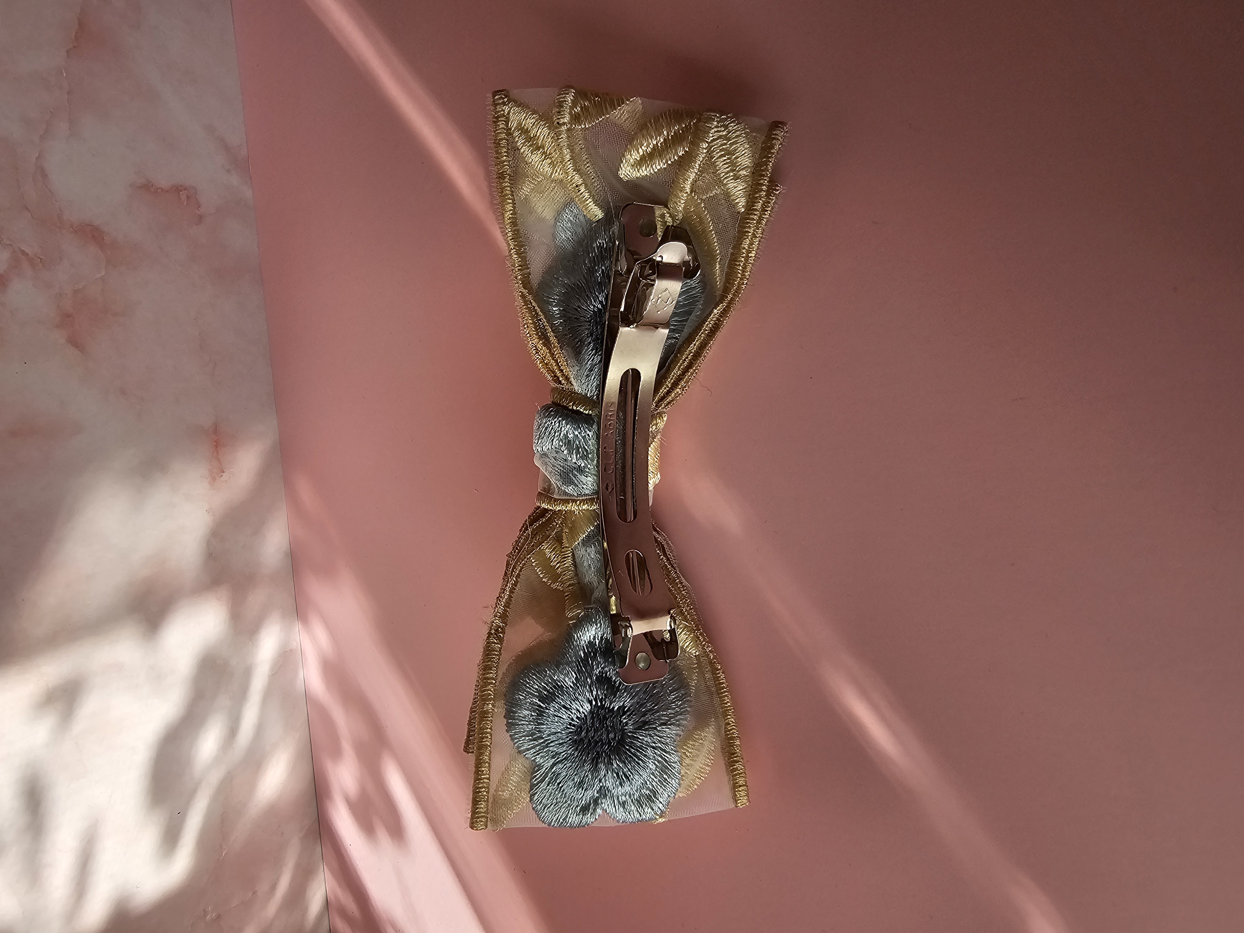 Plaukų segtukas kaspinas - aukso su mėlynu nėrinys