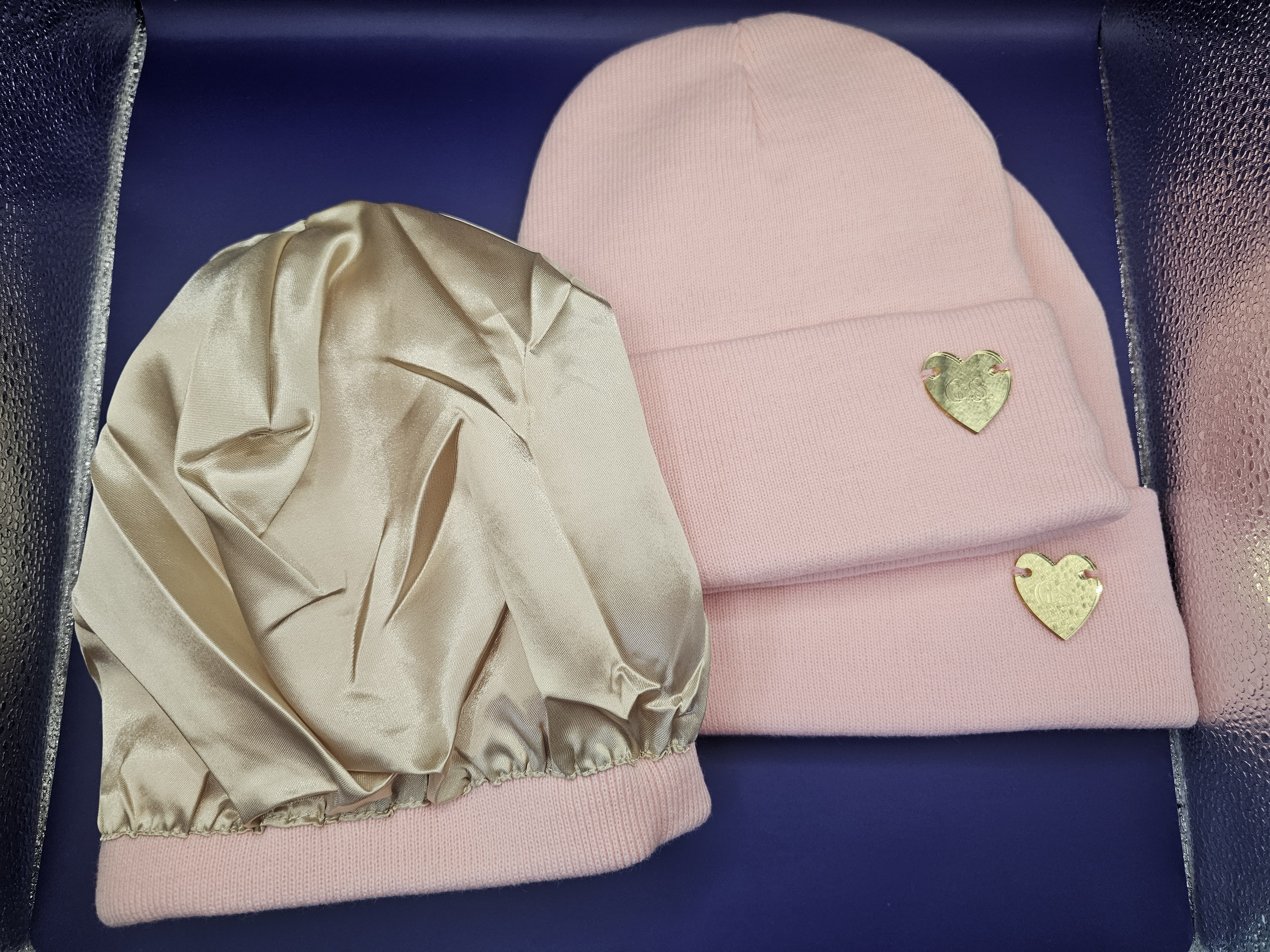 Rožinė kepurė su šilku