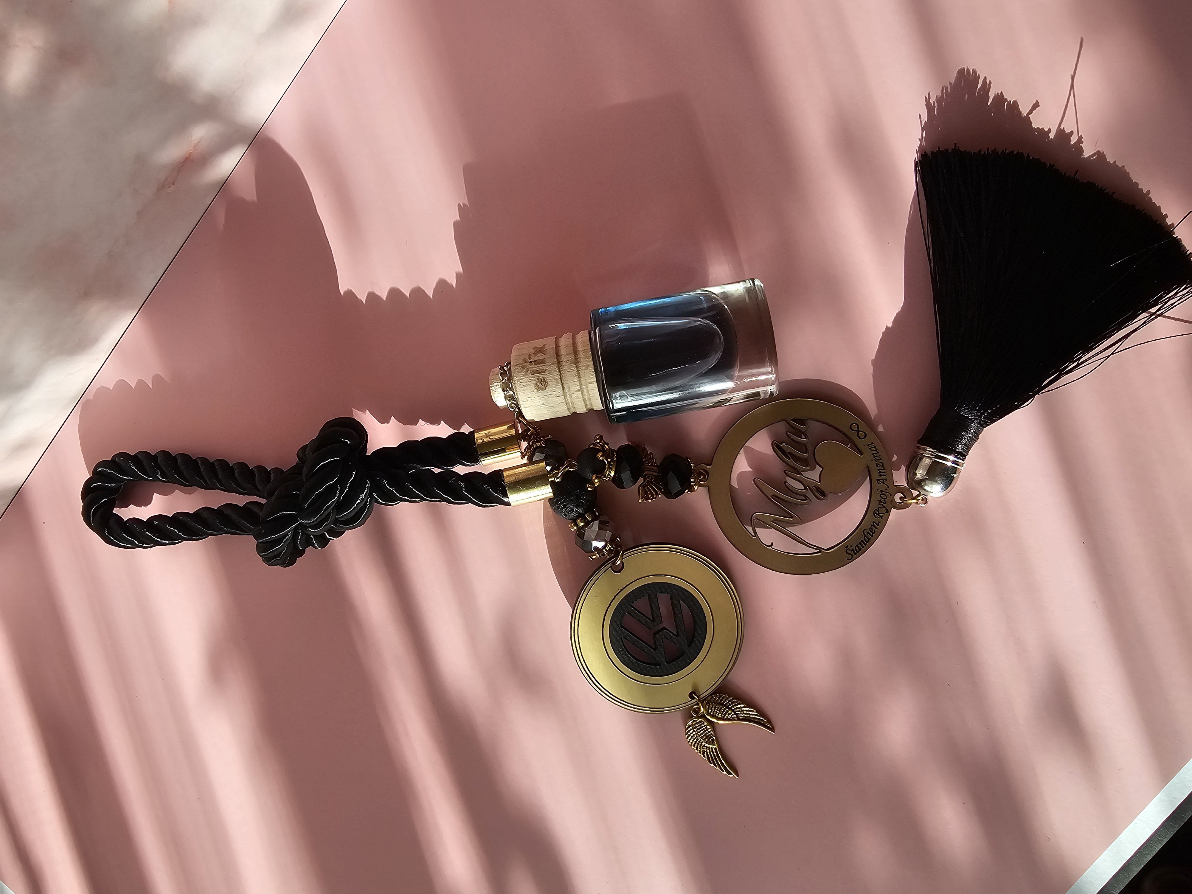 Automobilio pakabukas ir kvapukas su užrašu "Myliu" ir volkswagen ženklu