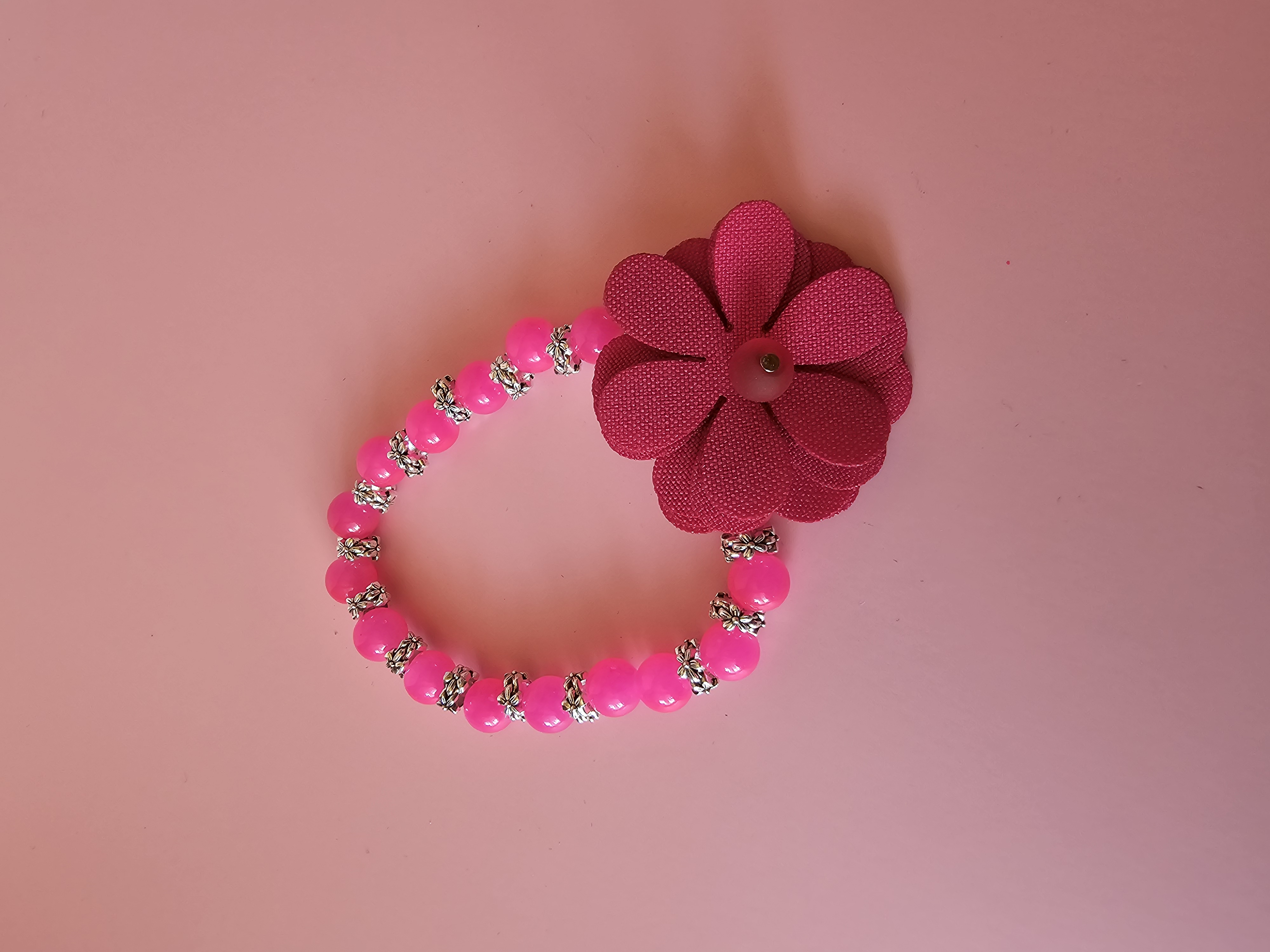 Rožinė apyrankė su užrašu "Myliu iki mėnulio ir atgal"