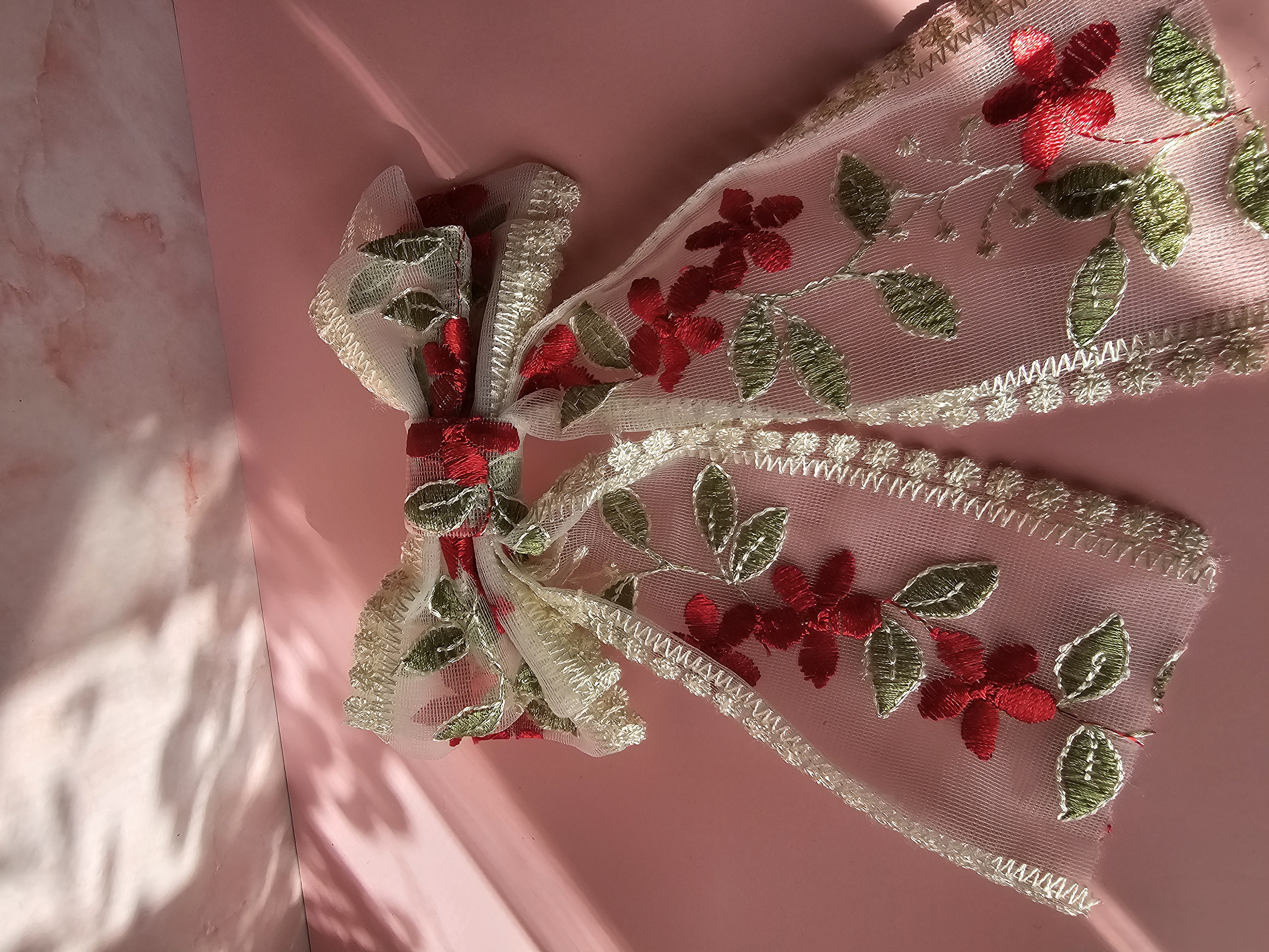 Plaukų segtukas kaspinas - nėriniai su raudona gėle