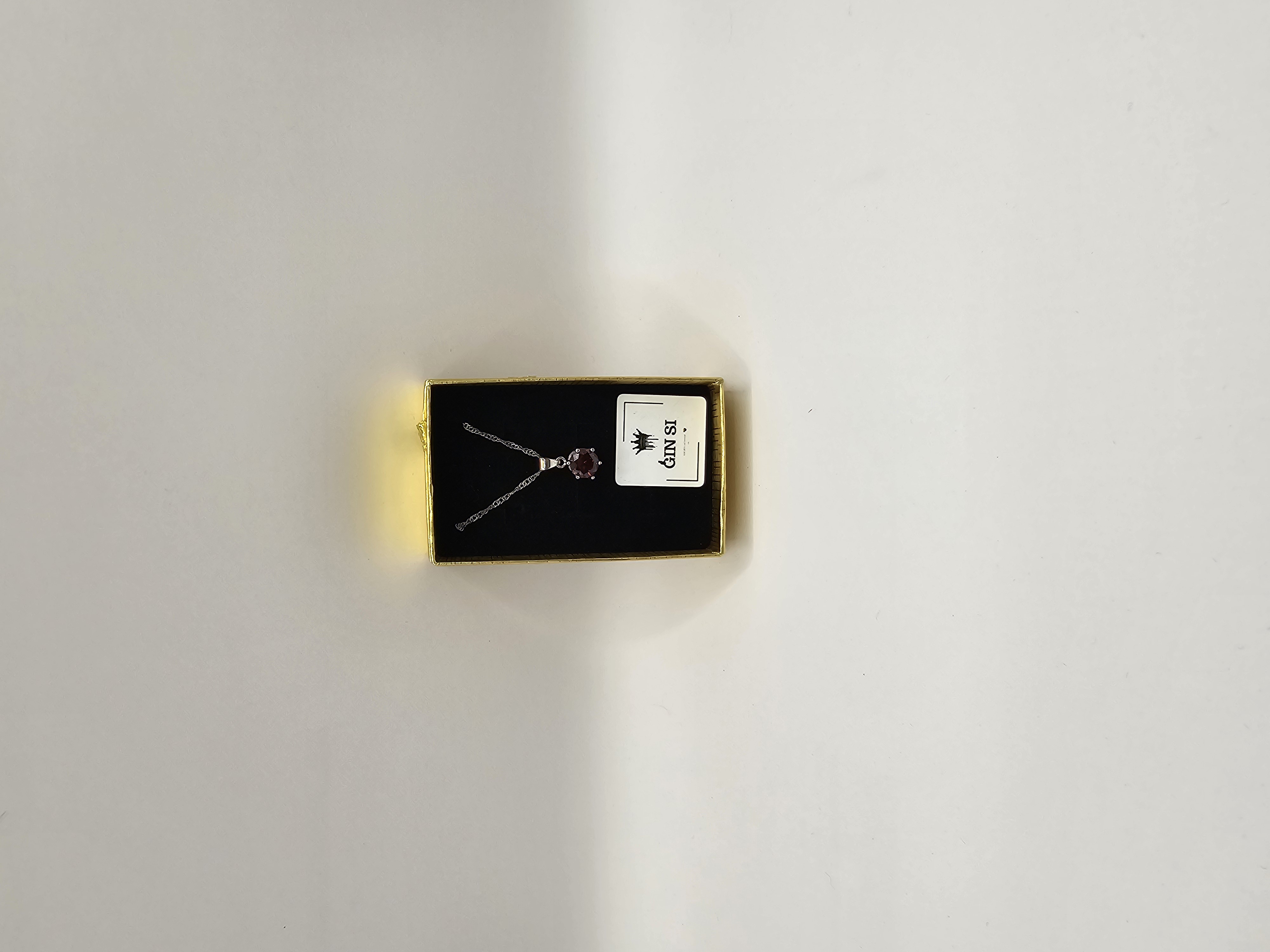 Grandinėlė su raudonu cirkoniu