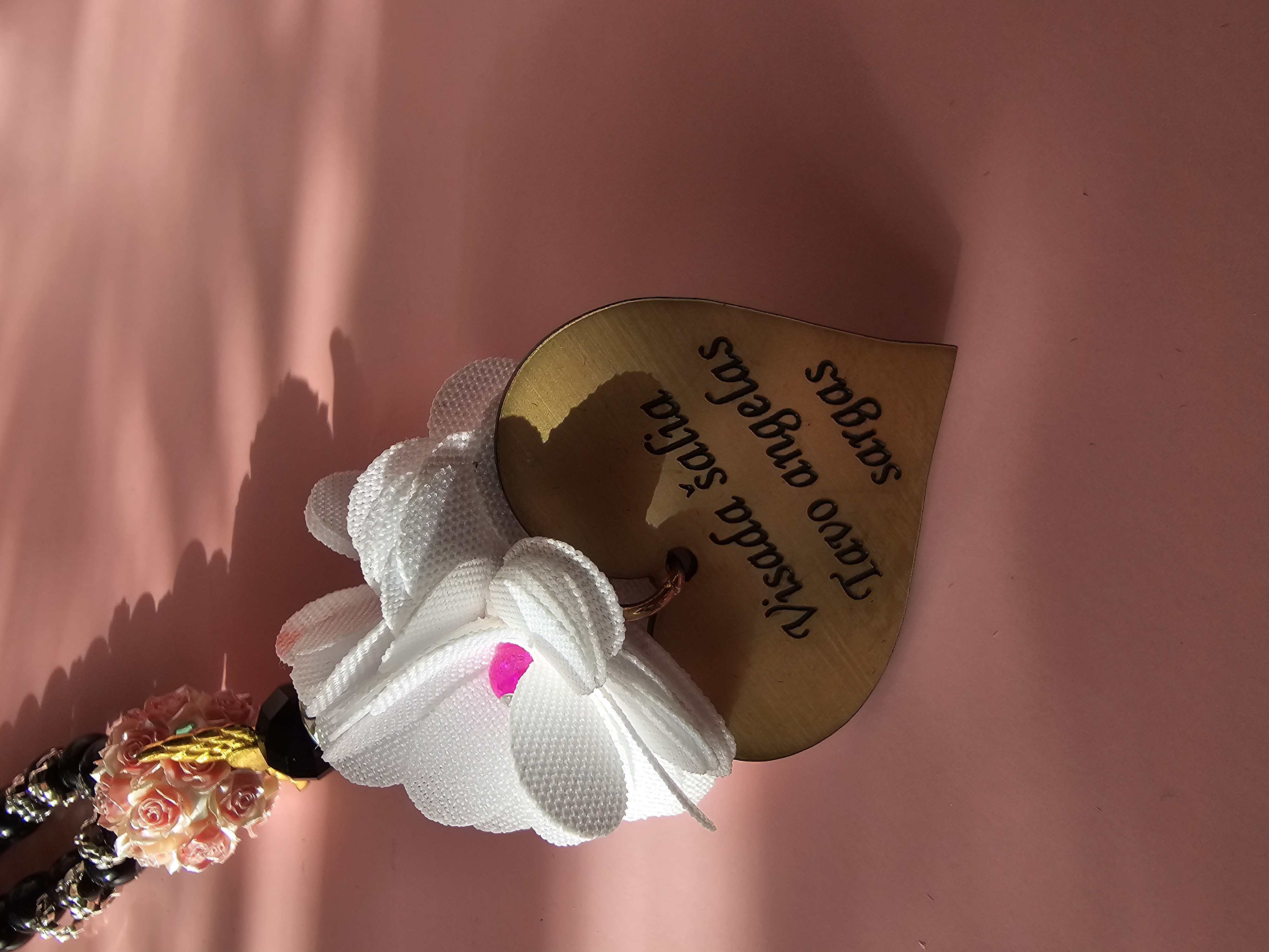 Automobilio pakabukas su užrašu "Visada šalia Tavo angelas sargas"