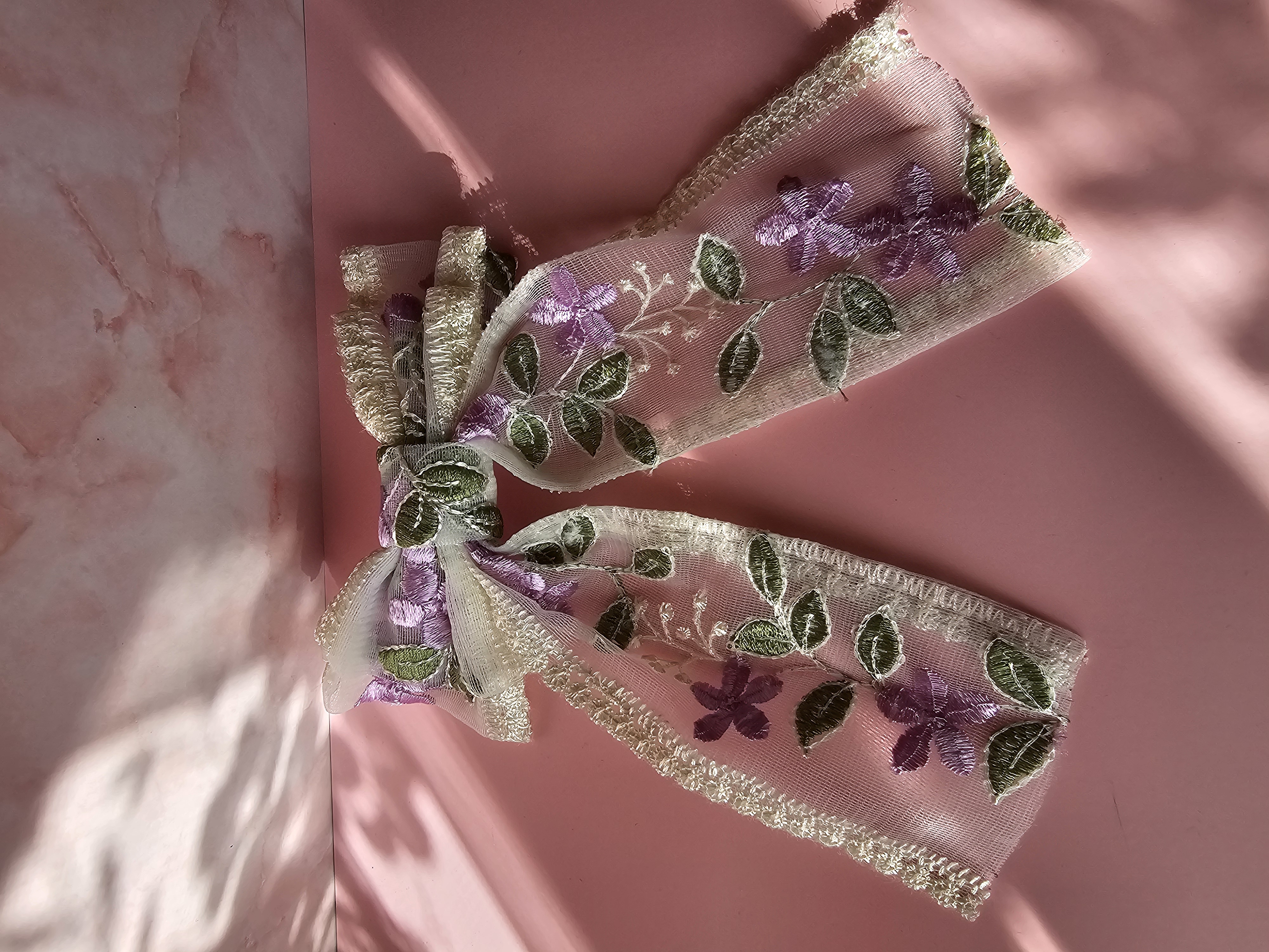 Plaukų segtukas kaspinas - nėriniai su violetine gėle