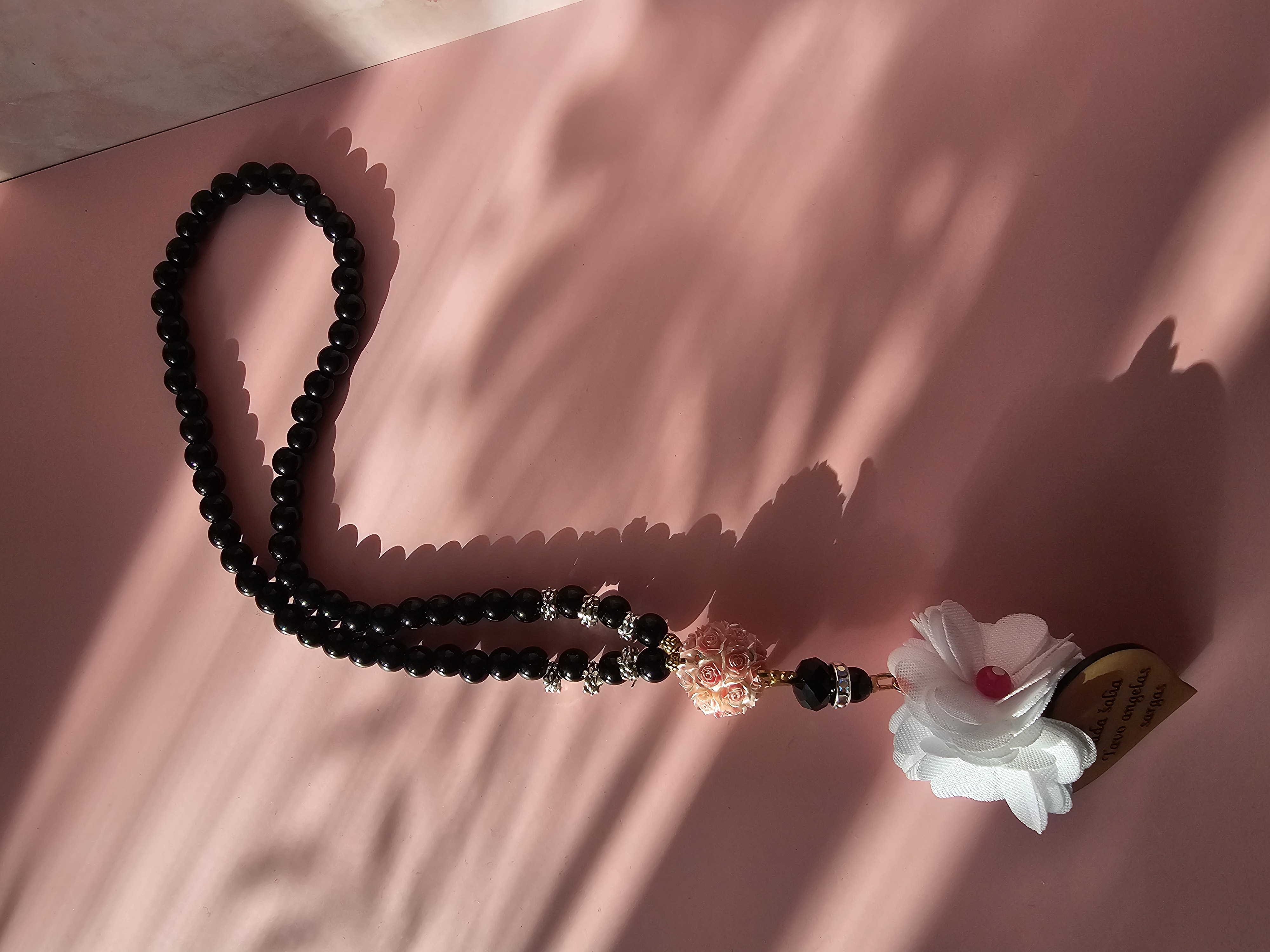 Automobilio pakabukas su užrašu "Visada šalia Tavo angelas sargas"