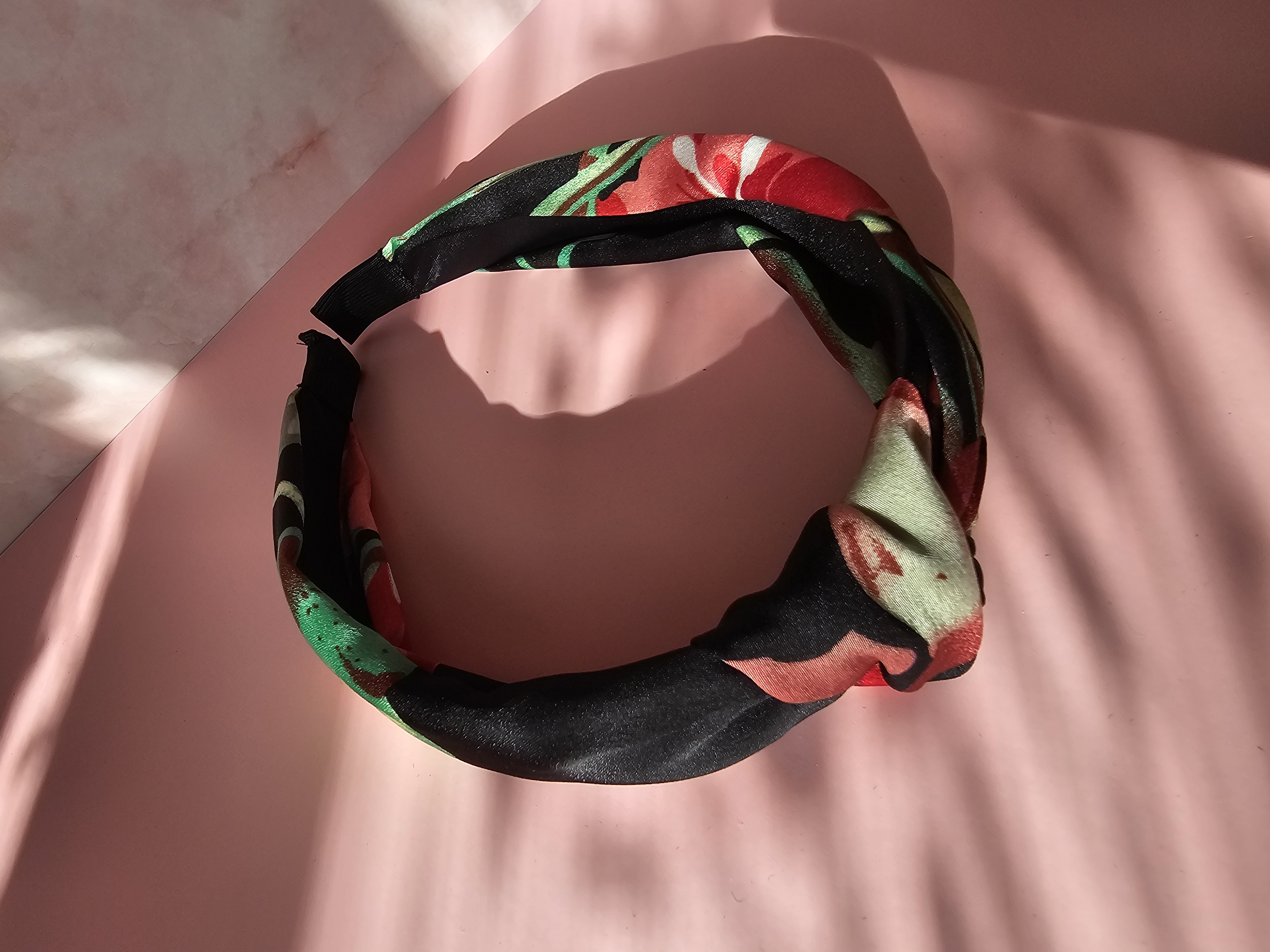 Juodas su gėlėmis plaukų lankelis