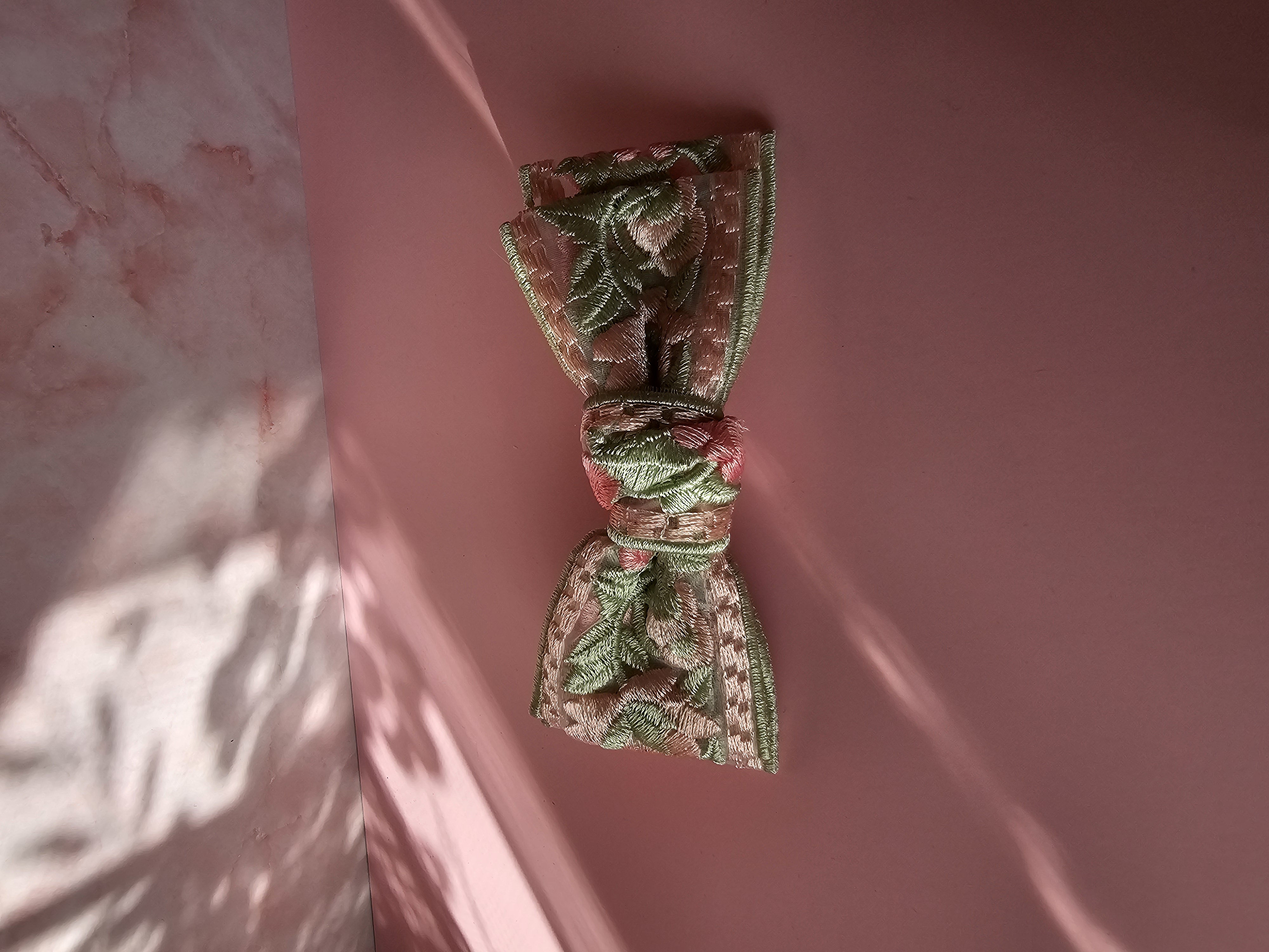 Plaukų segtukas kaspinas - nėriniai žalia ir rožinė