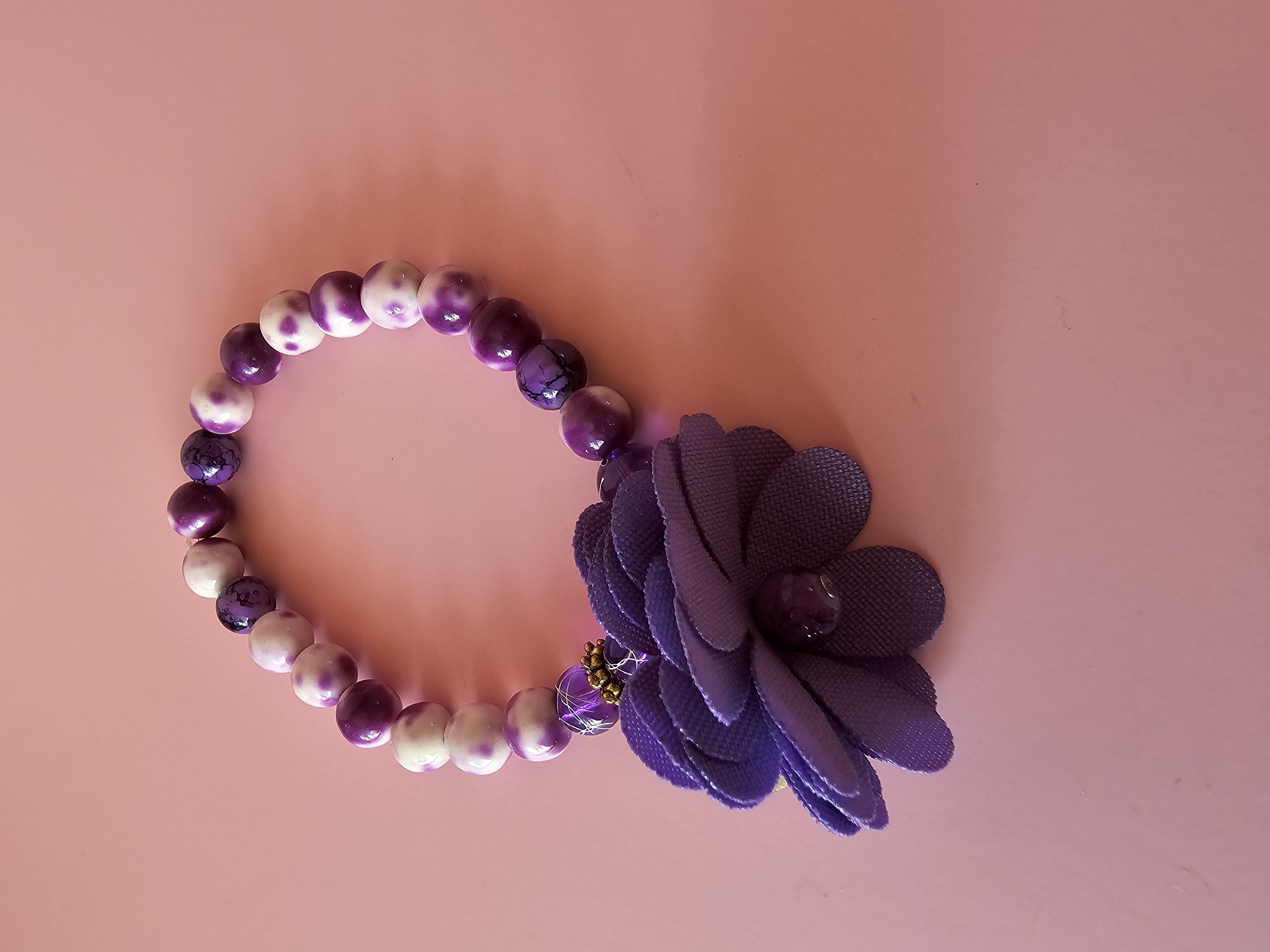 Marga violetinė apyrankė su užrašu "Amžinai tavo"