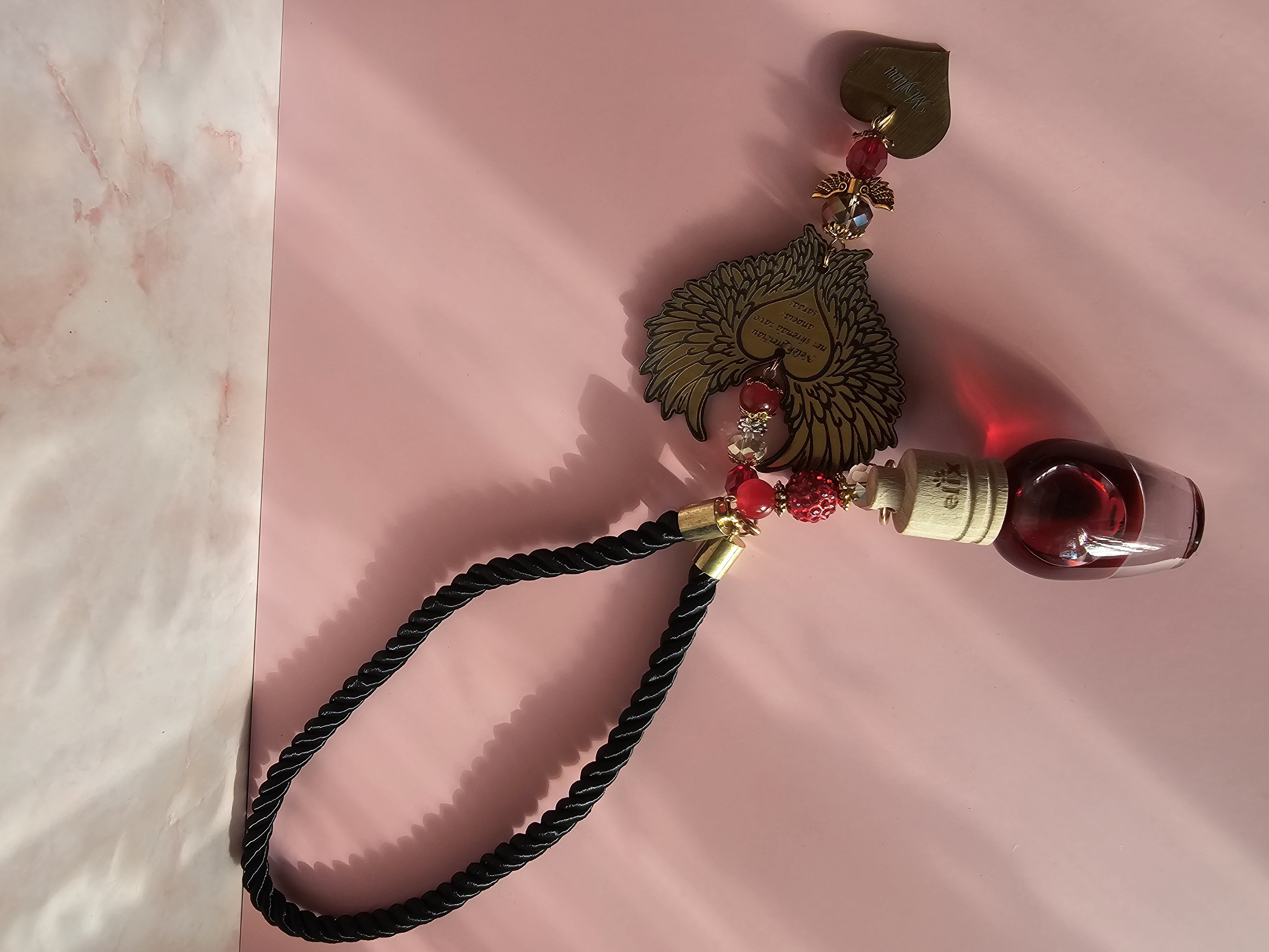 Automobilio pakabukas ir kvapukas su užrašu "Nelėk greičiau nei skrenda tavo..."