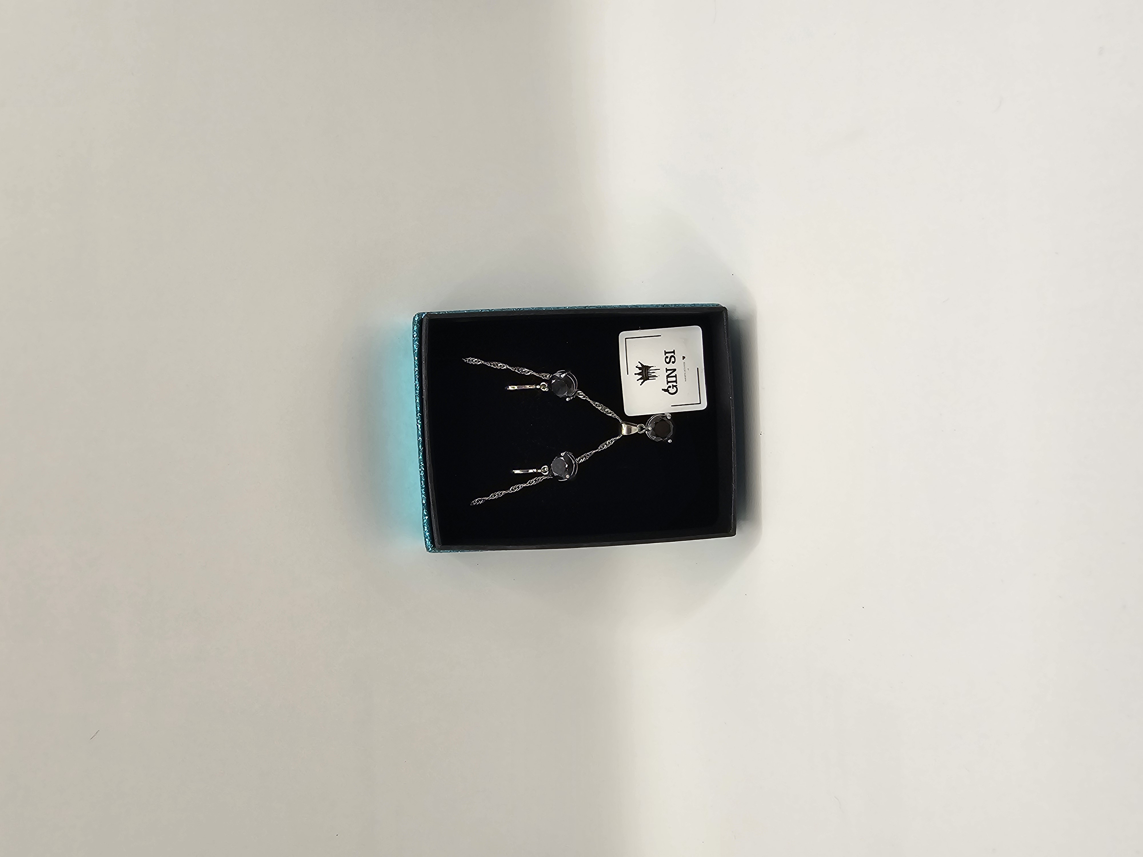 Papuošalų rinkinys su juodu ovaliu cirkoniu