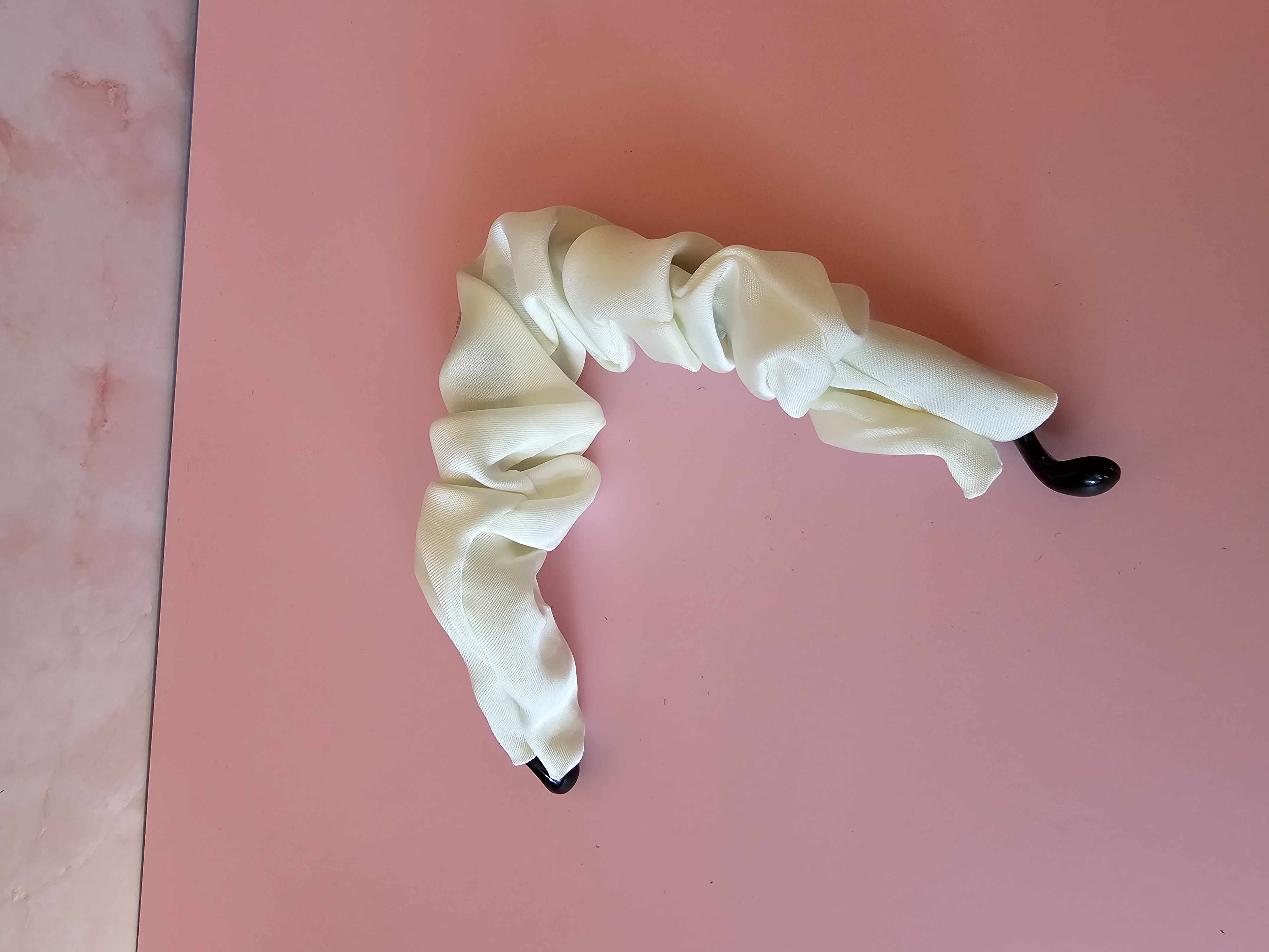 Plaukų segtukas - baltas satino žiogelis