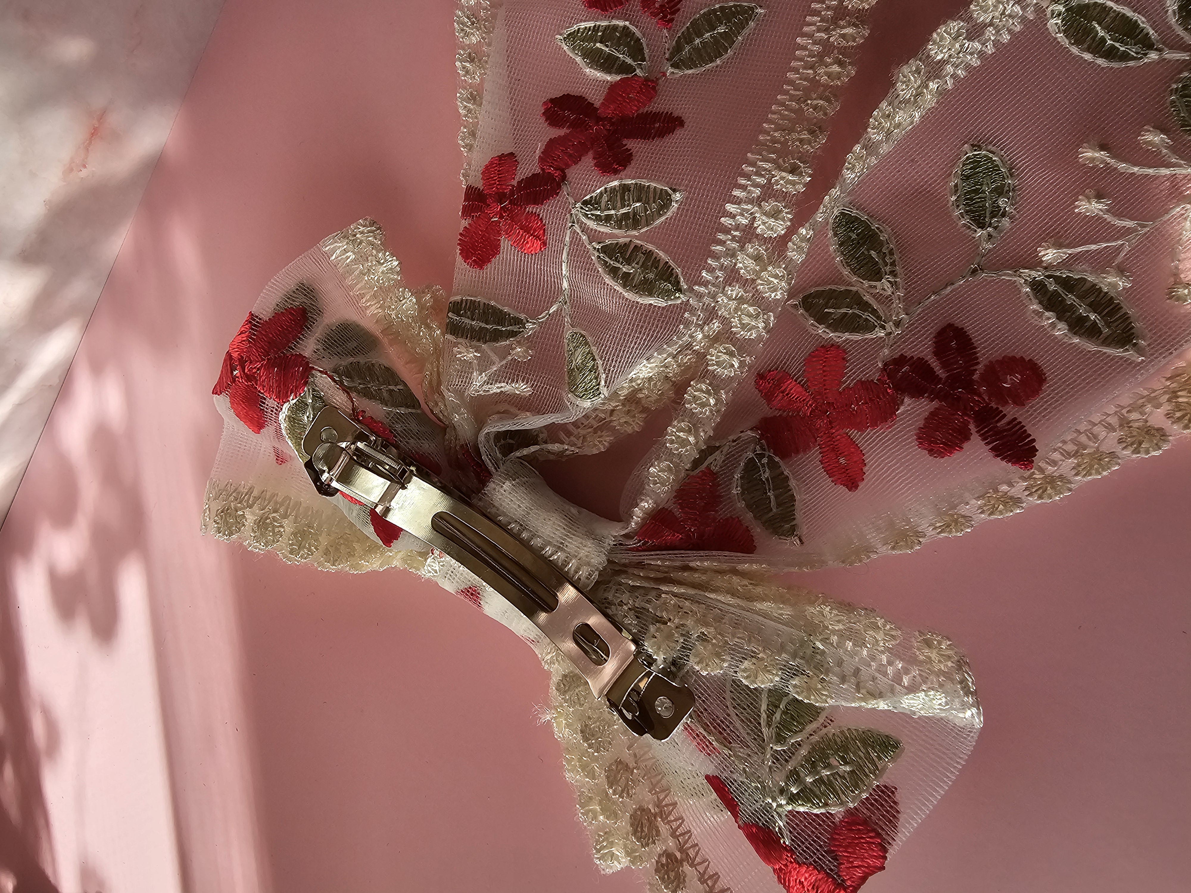 Plaukų segtukas kaspinas - nėriniai su raudona gėle