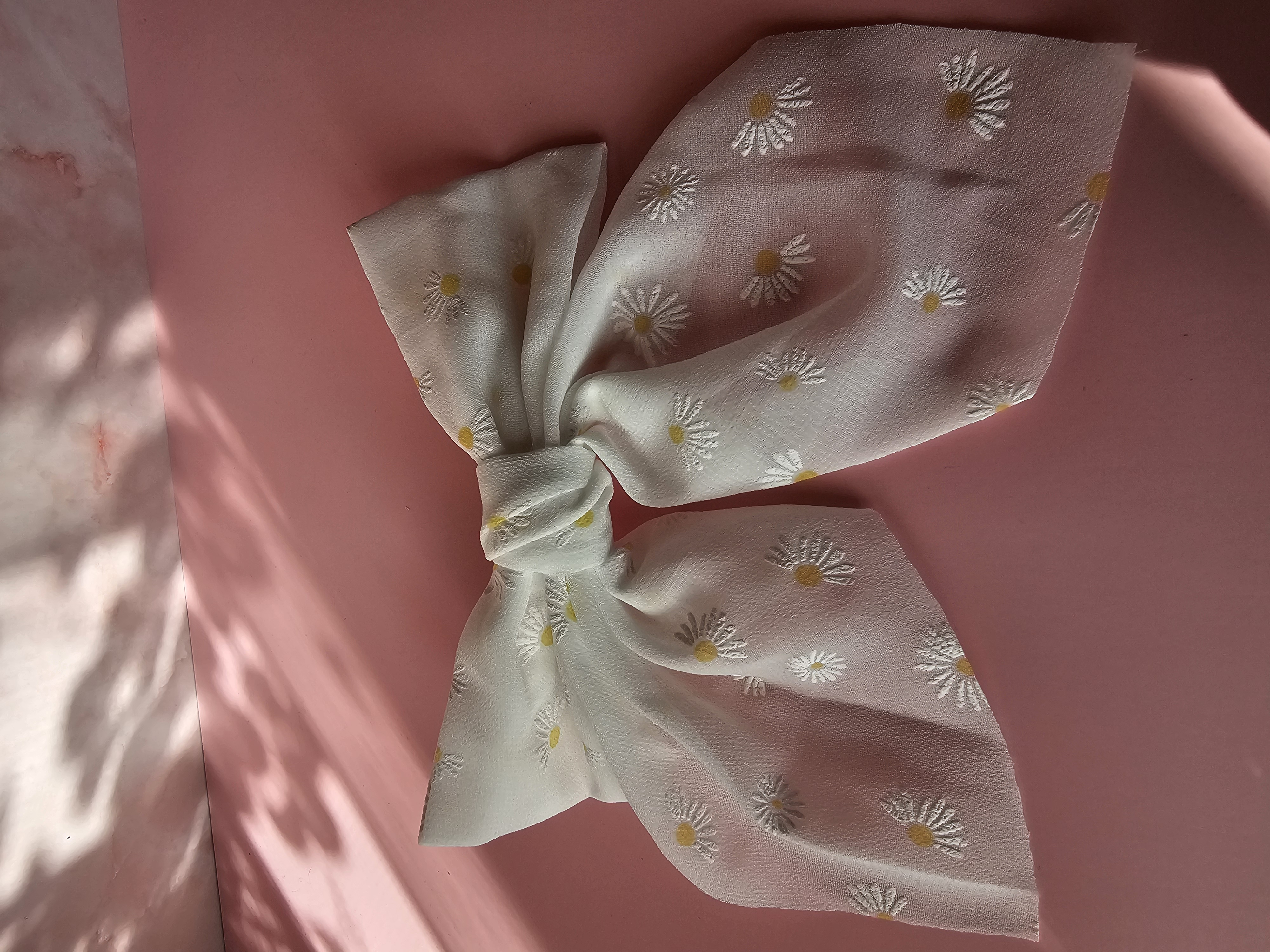 Plaukų segtukas kaspinas - balta ramunė