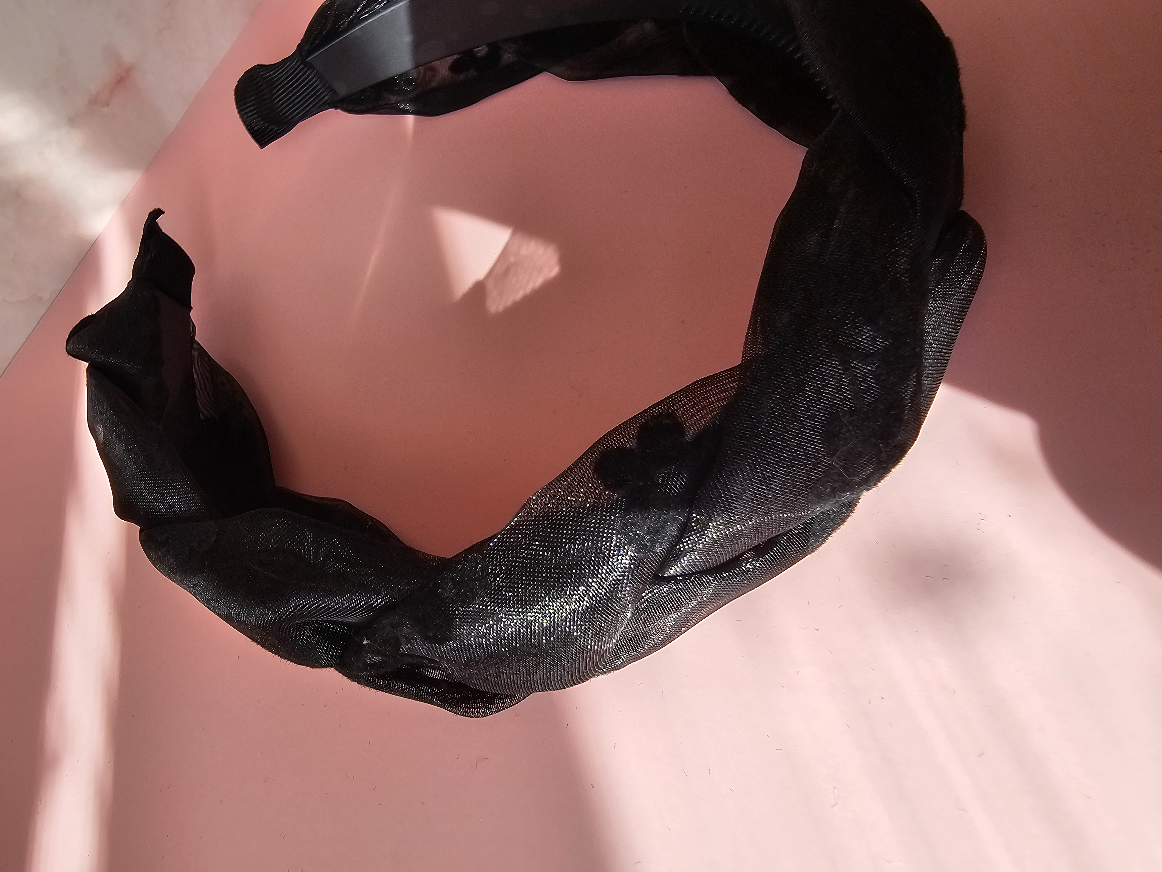 Juodas pintas plaukų lankelis su gėlėmis