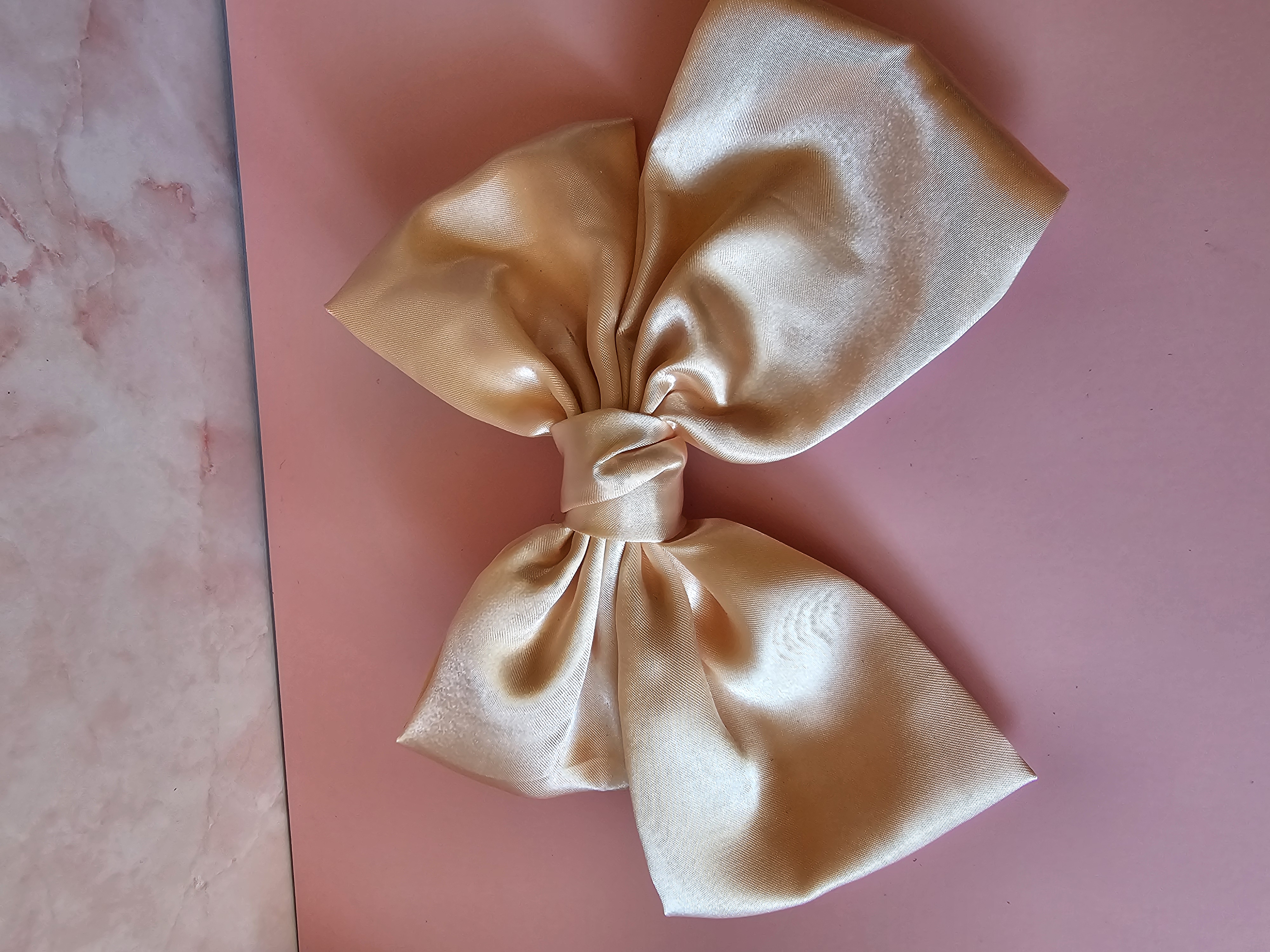 Plaukų segtukas kaspinas - auksinis satinas