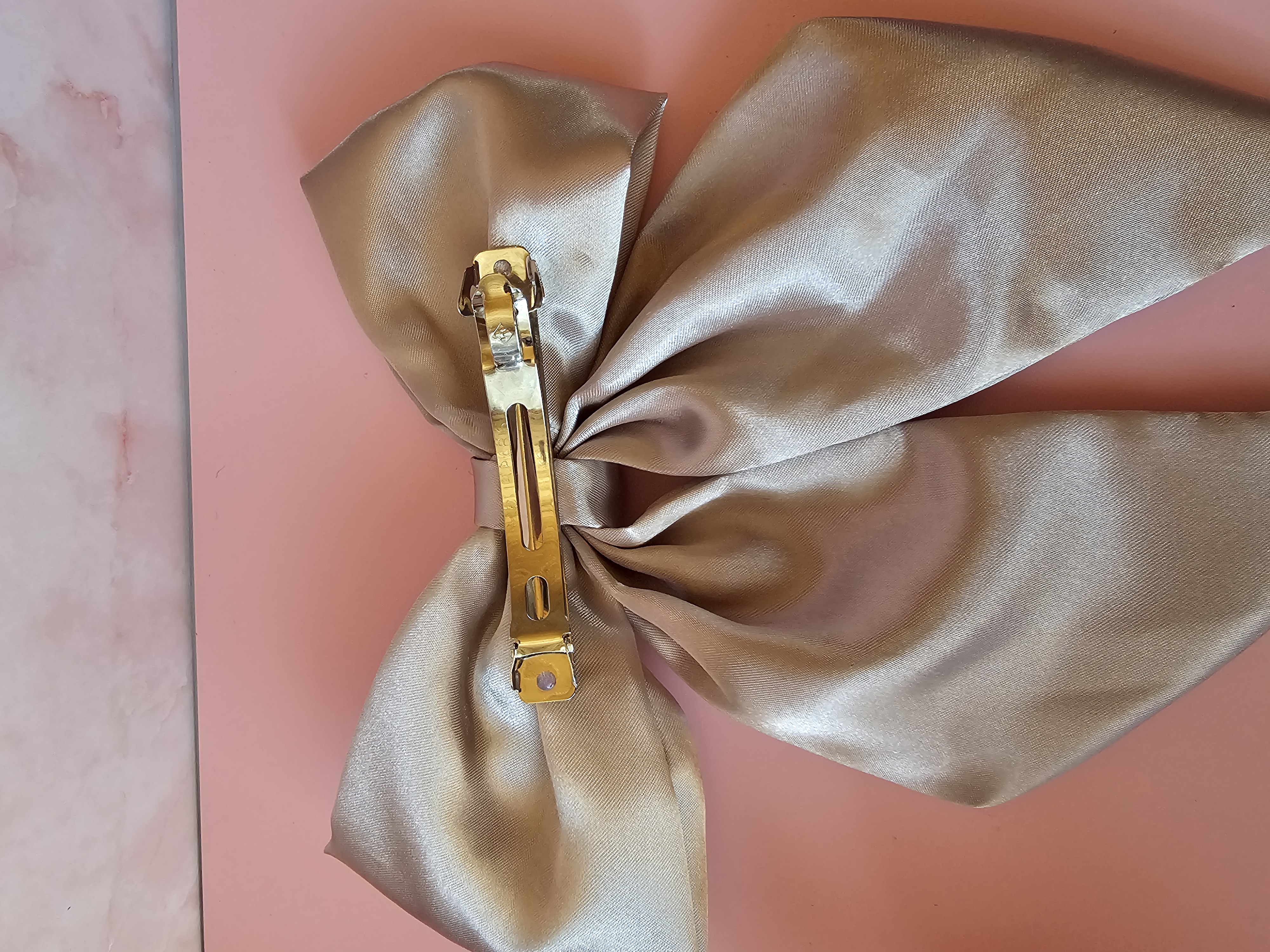 Plaukų segtukas kaspinas - pilkšvas didelis satinas