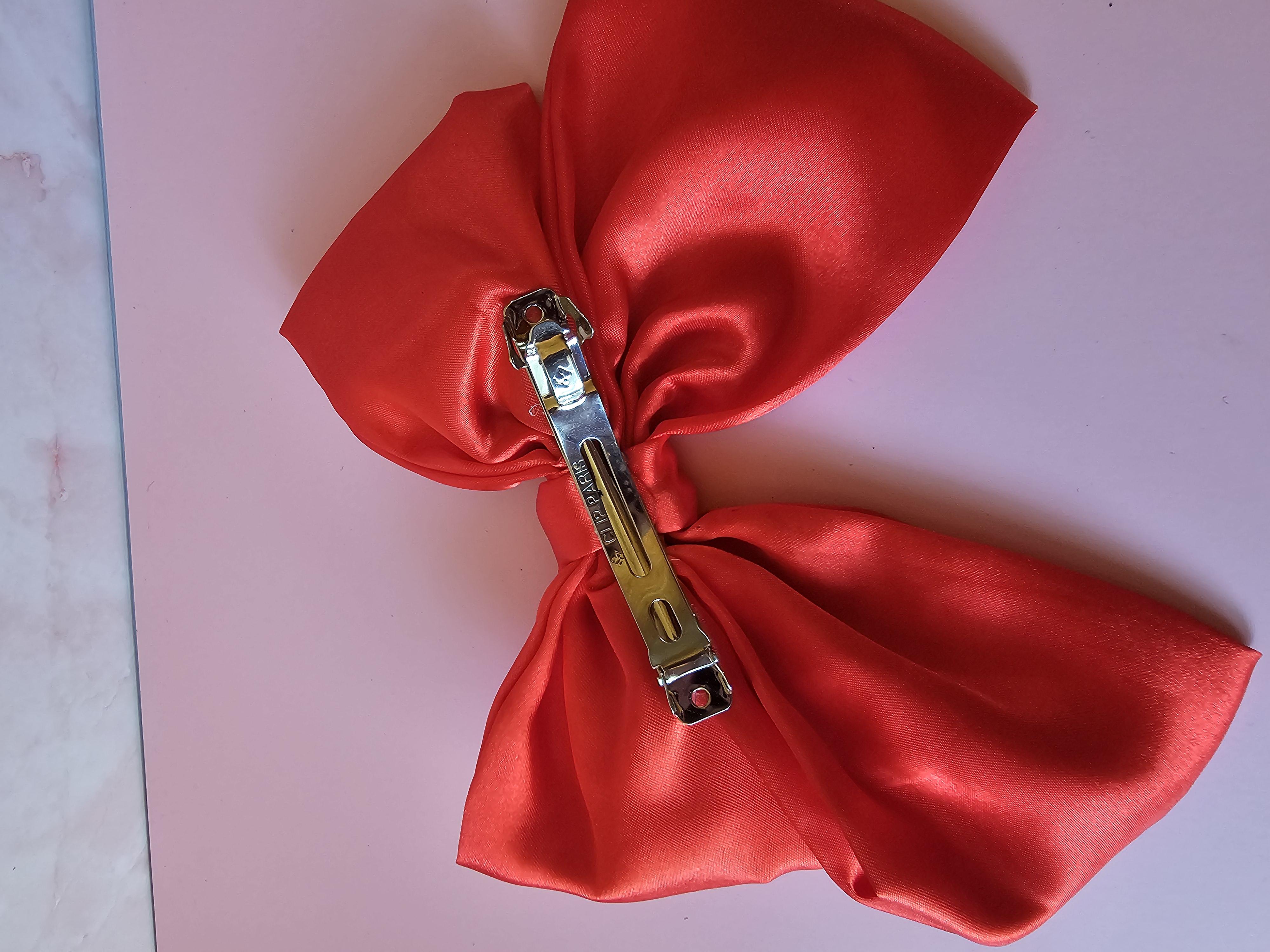 Plaukų segtukas kaspinas - ryškus raudonas satinas