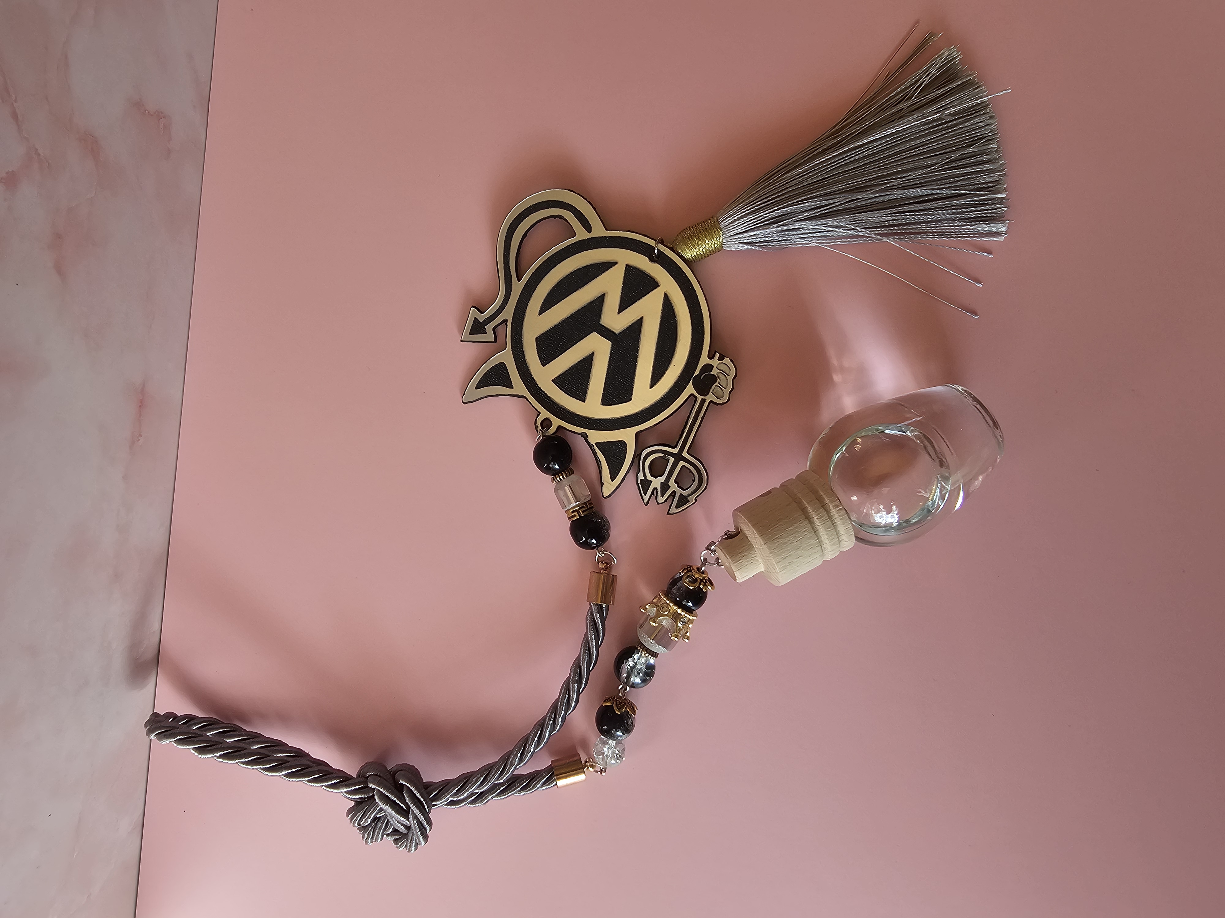 Automobilio pakabukas su volkswagen ženklu - pilkas velnias 