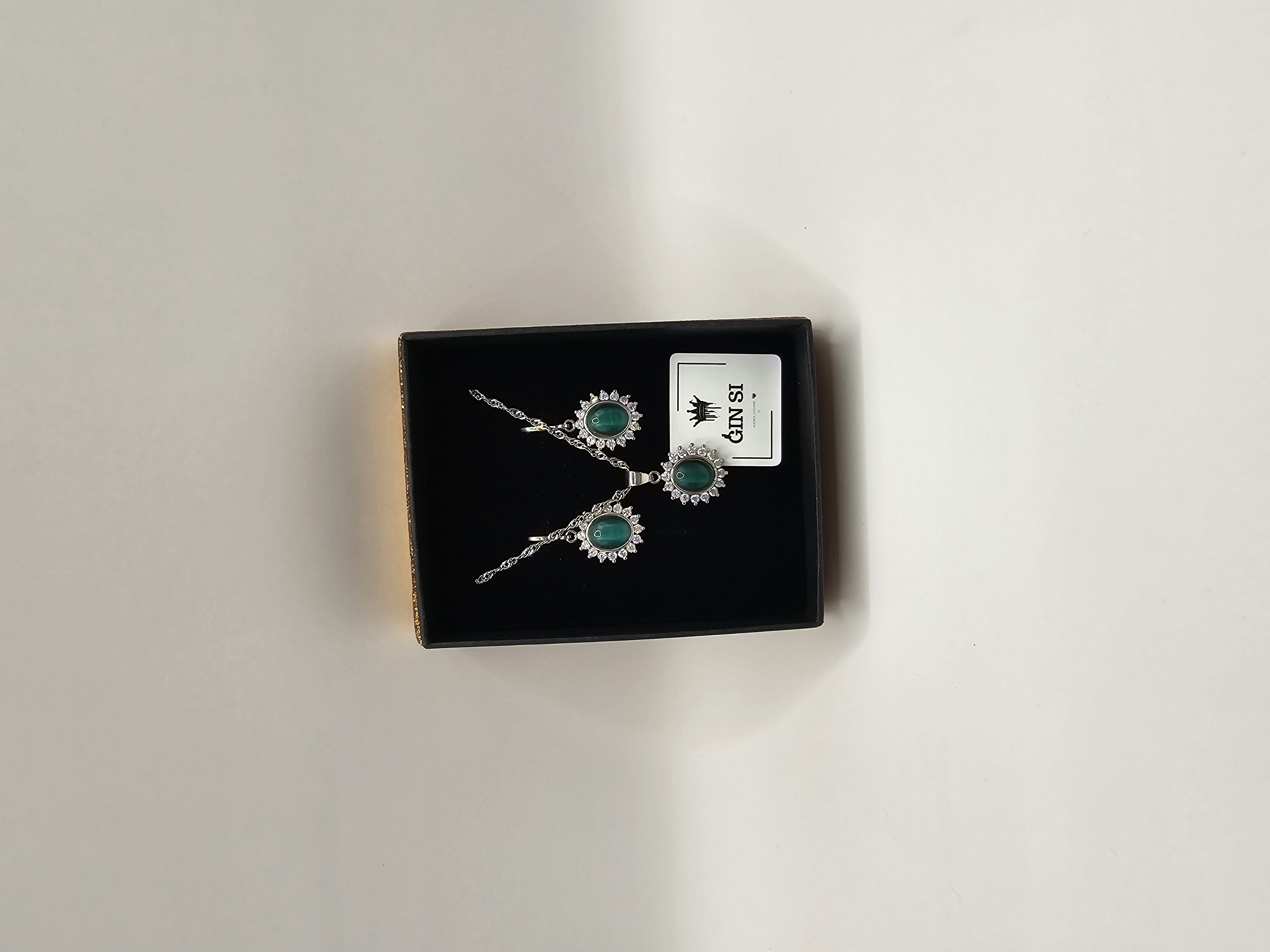 Papuošalų rinkinys su ovaliu smaragdiniu kvarcu