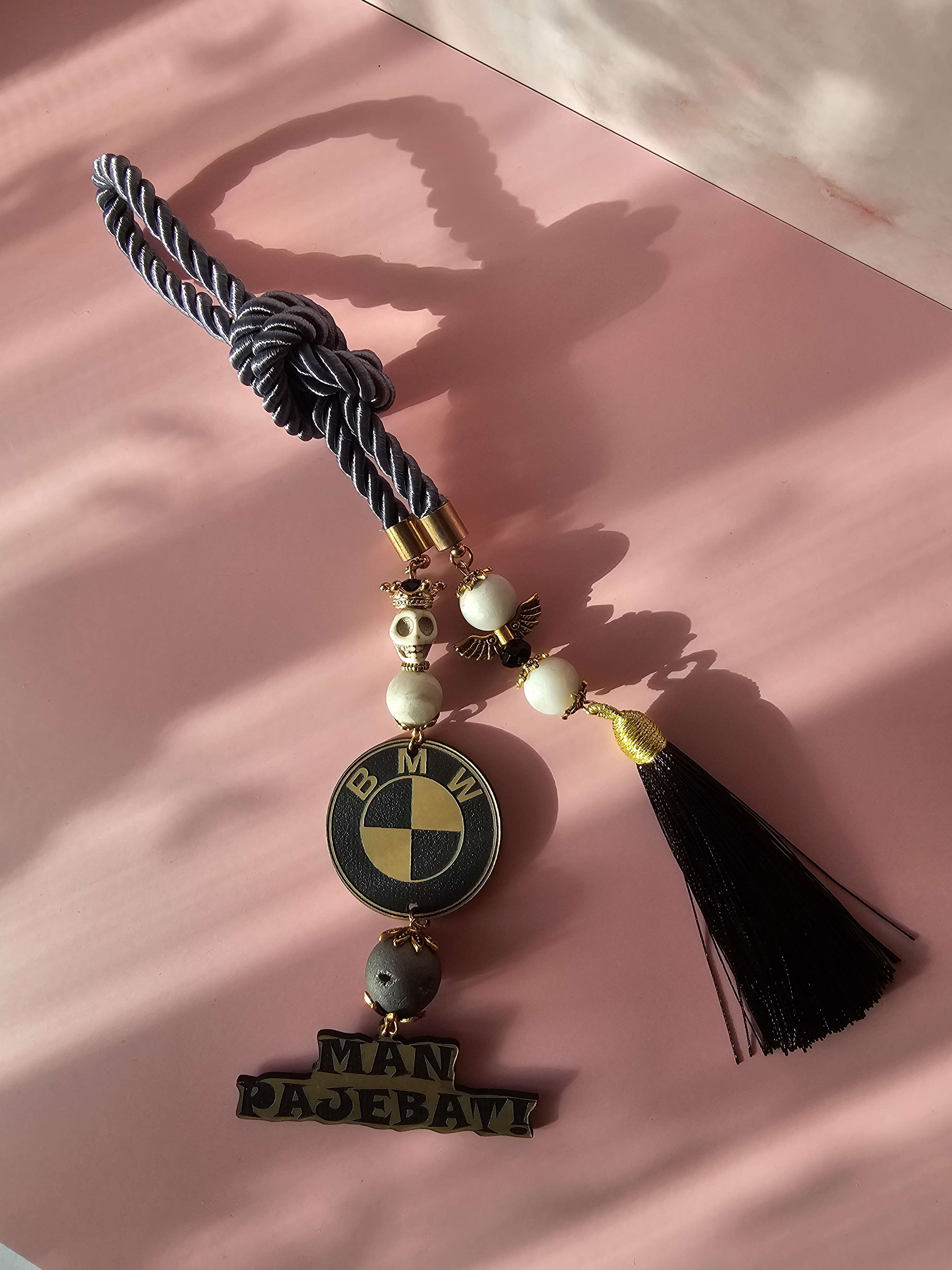 Automobilio pakabukas su užrašu "Man..." BMW fanui