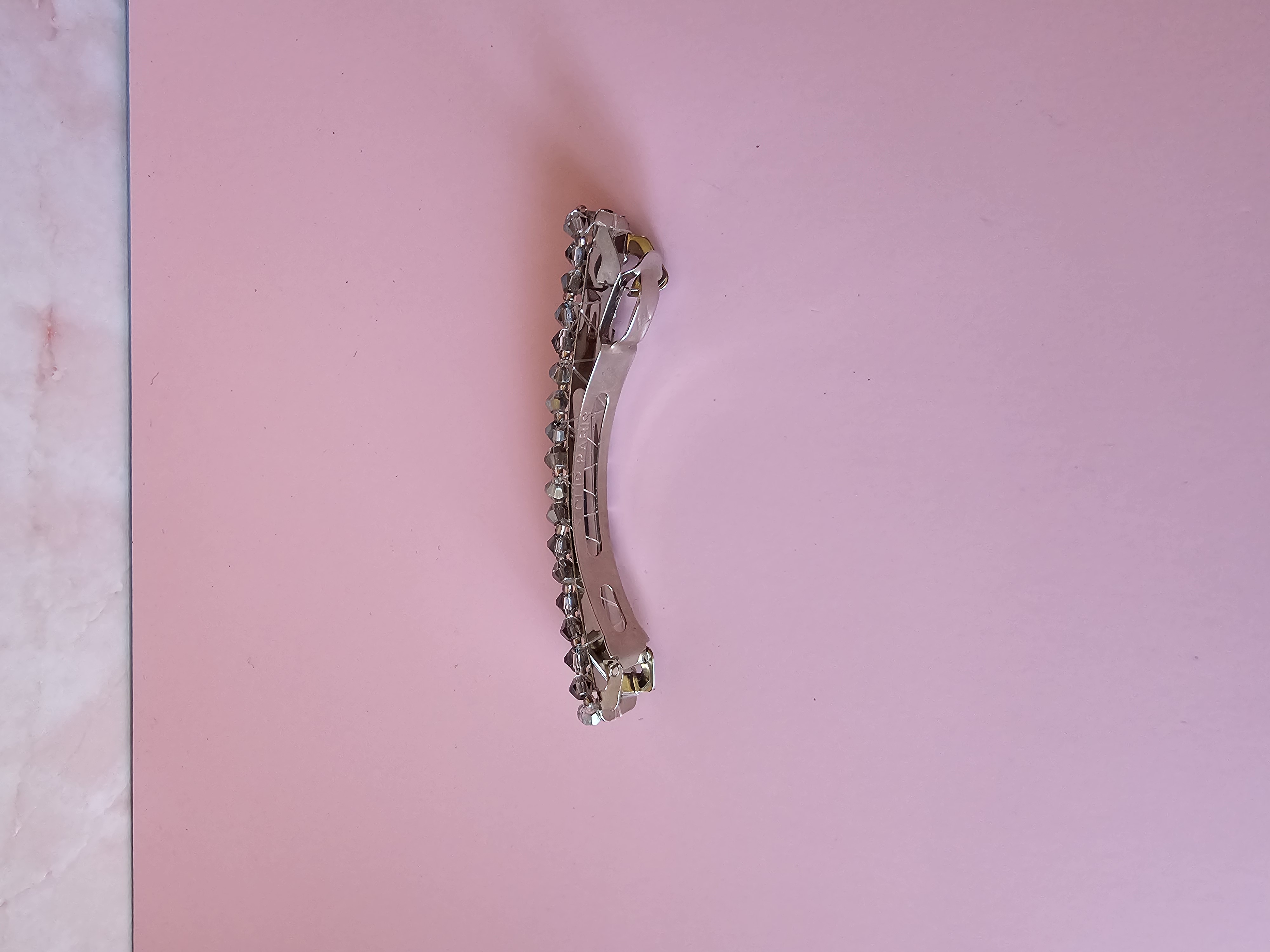 Blizgus pilkas plaukų segtukas