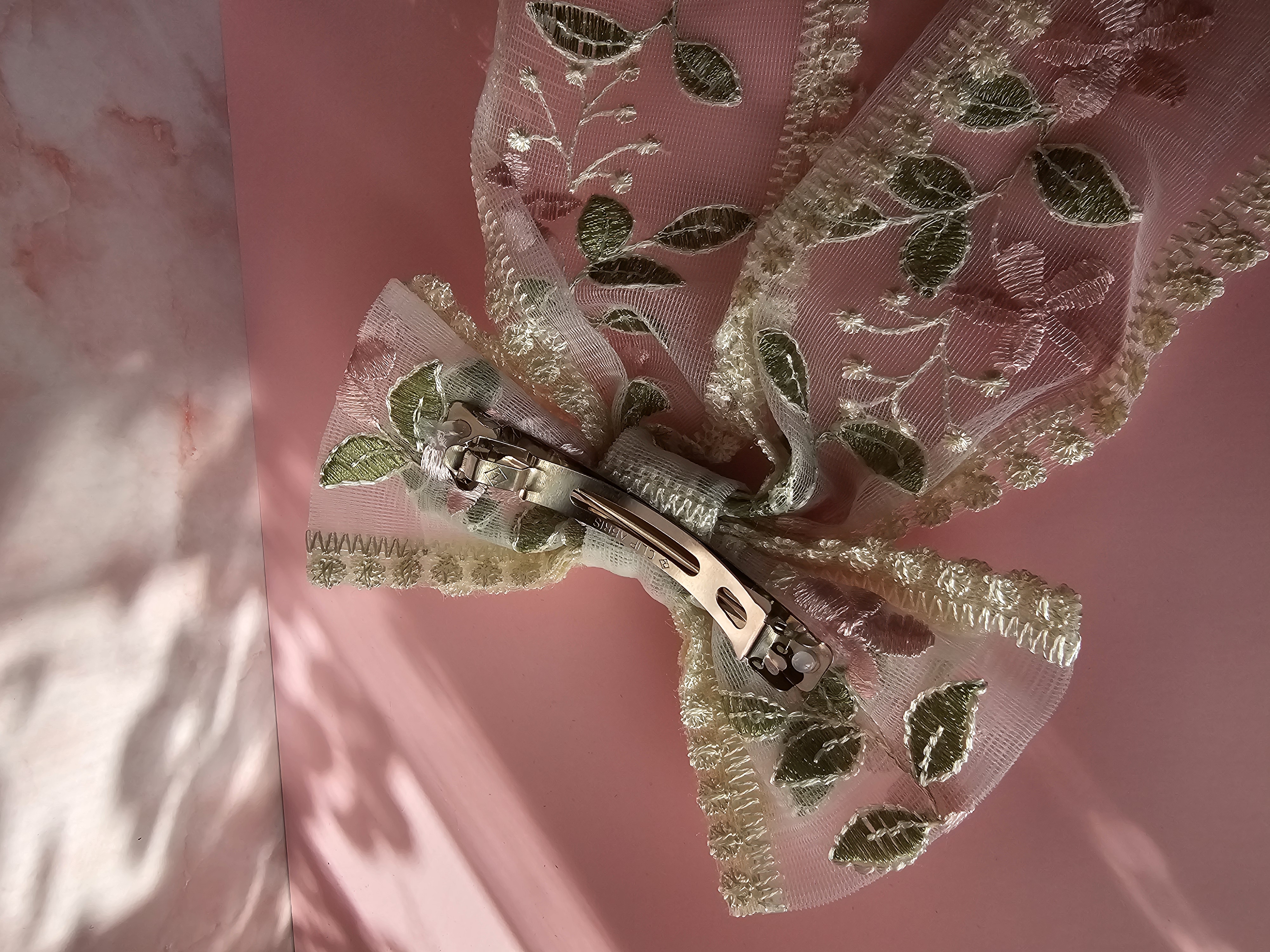 Plaukų segtukas kaspinas - nėriniai su rožine gėle