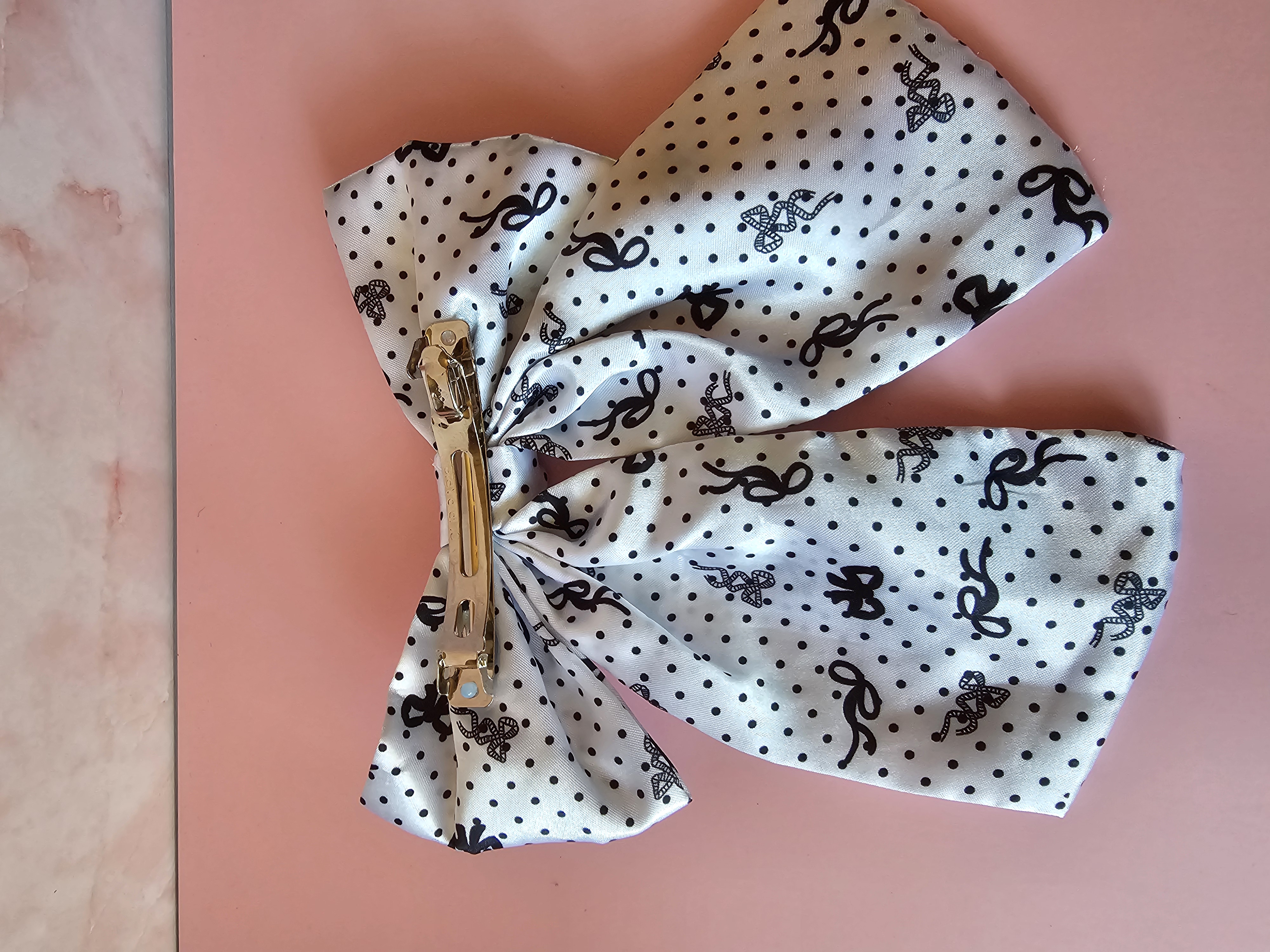 Plaukų segtukas kaspinas - baltas su juodu