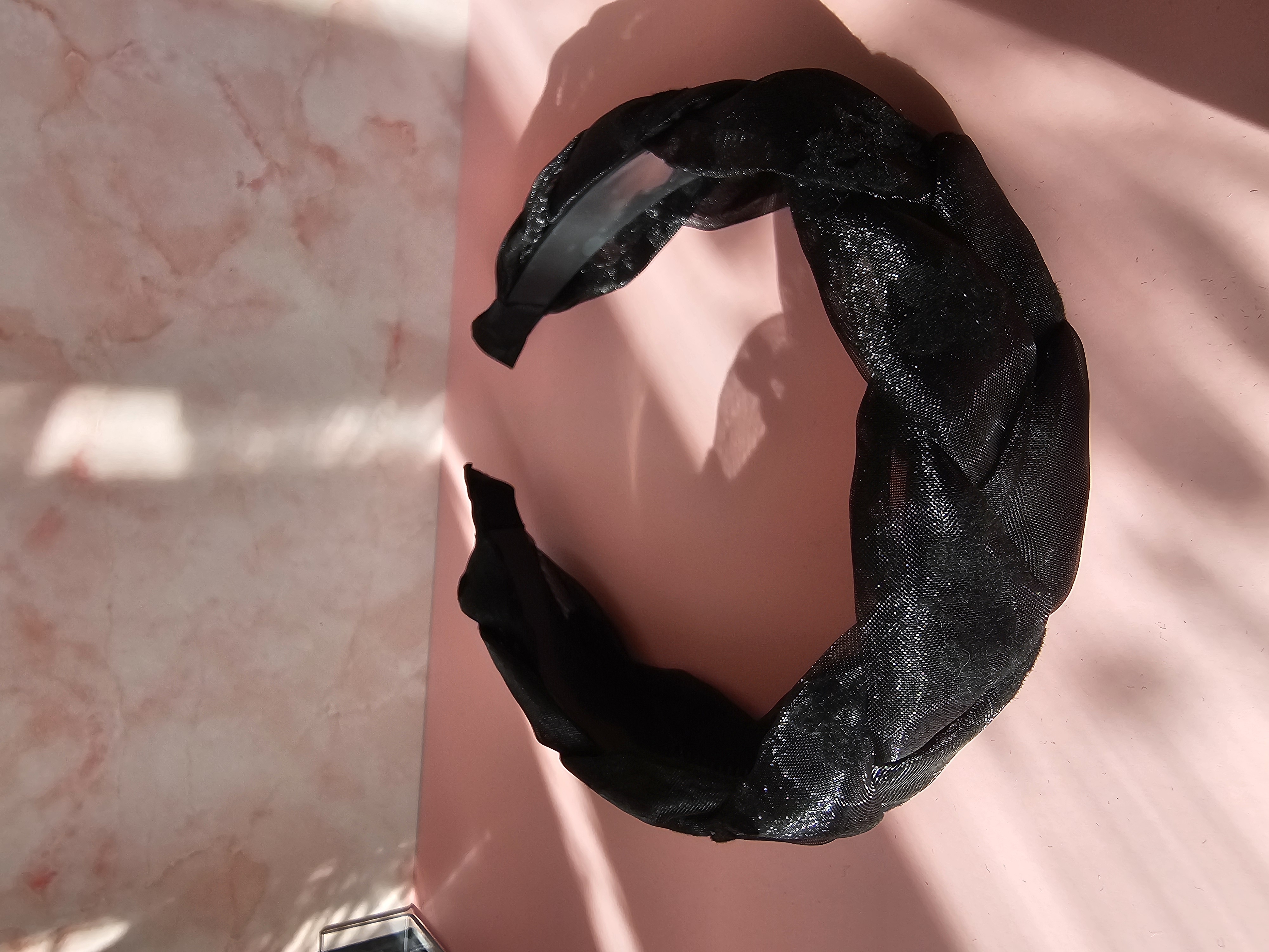 Juodas pintas plaukų lankelis su gėlėmis