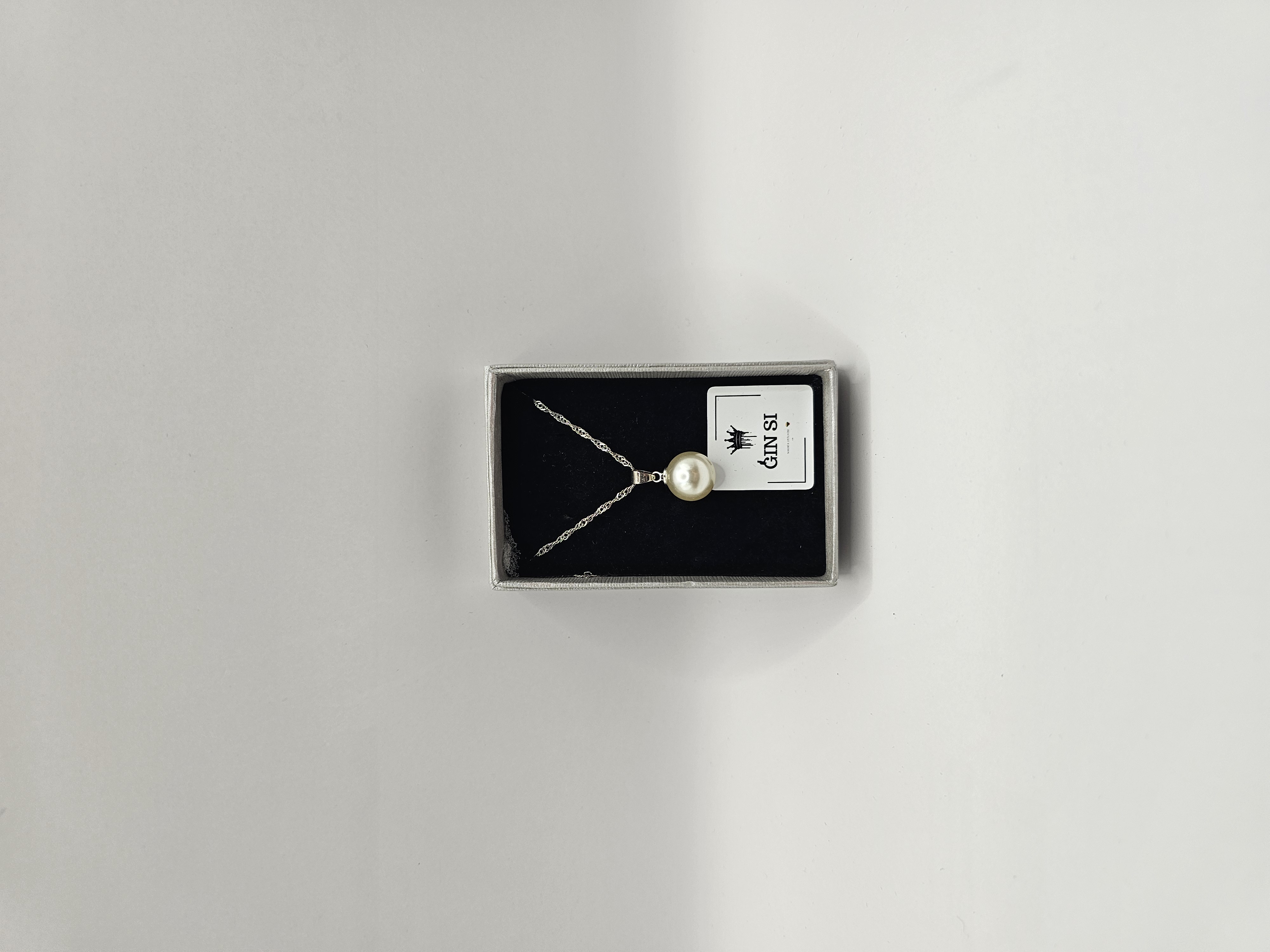 Grandinėlė su baltu perlu