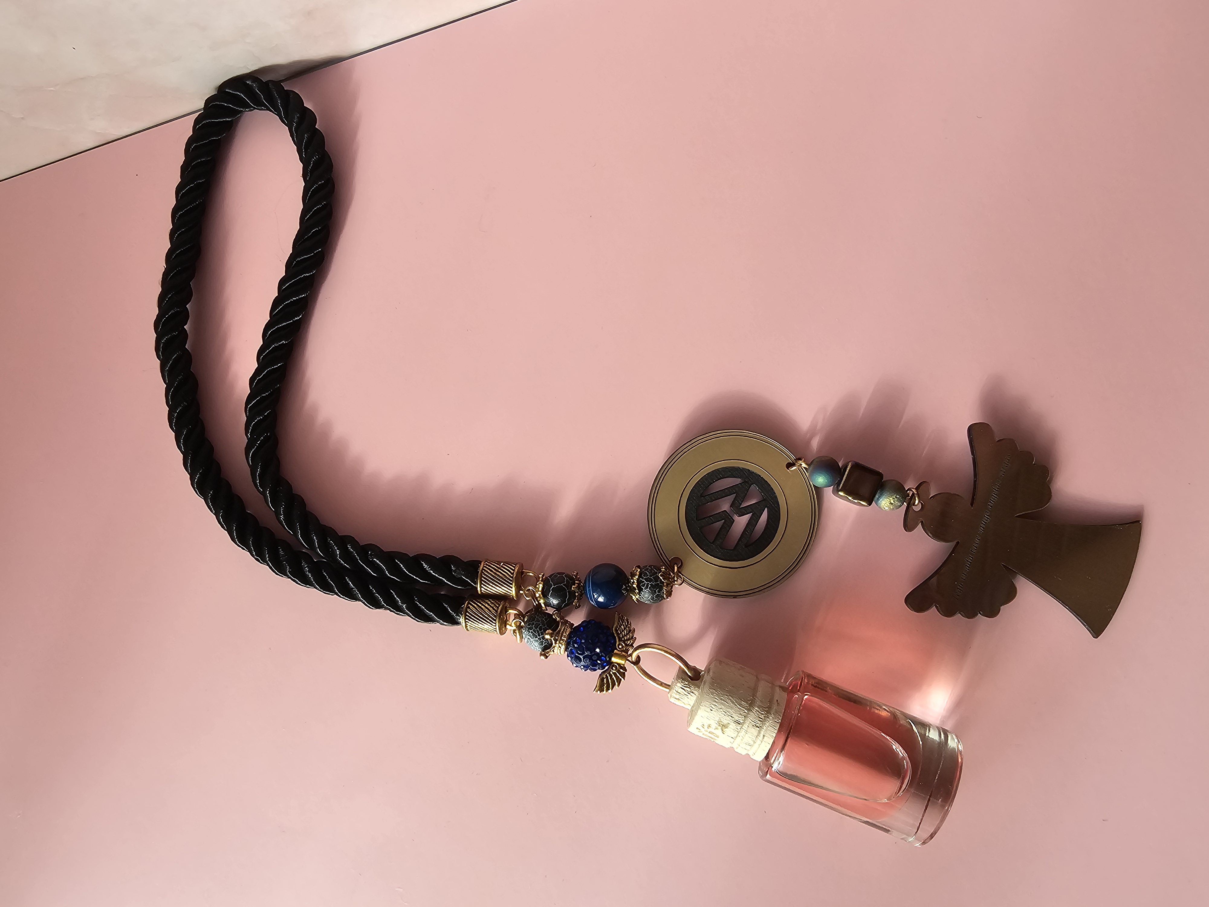 Automobilio pakabukas ir kvapukas su užrašu "Tegul visada..." ir volkswagen ženklu