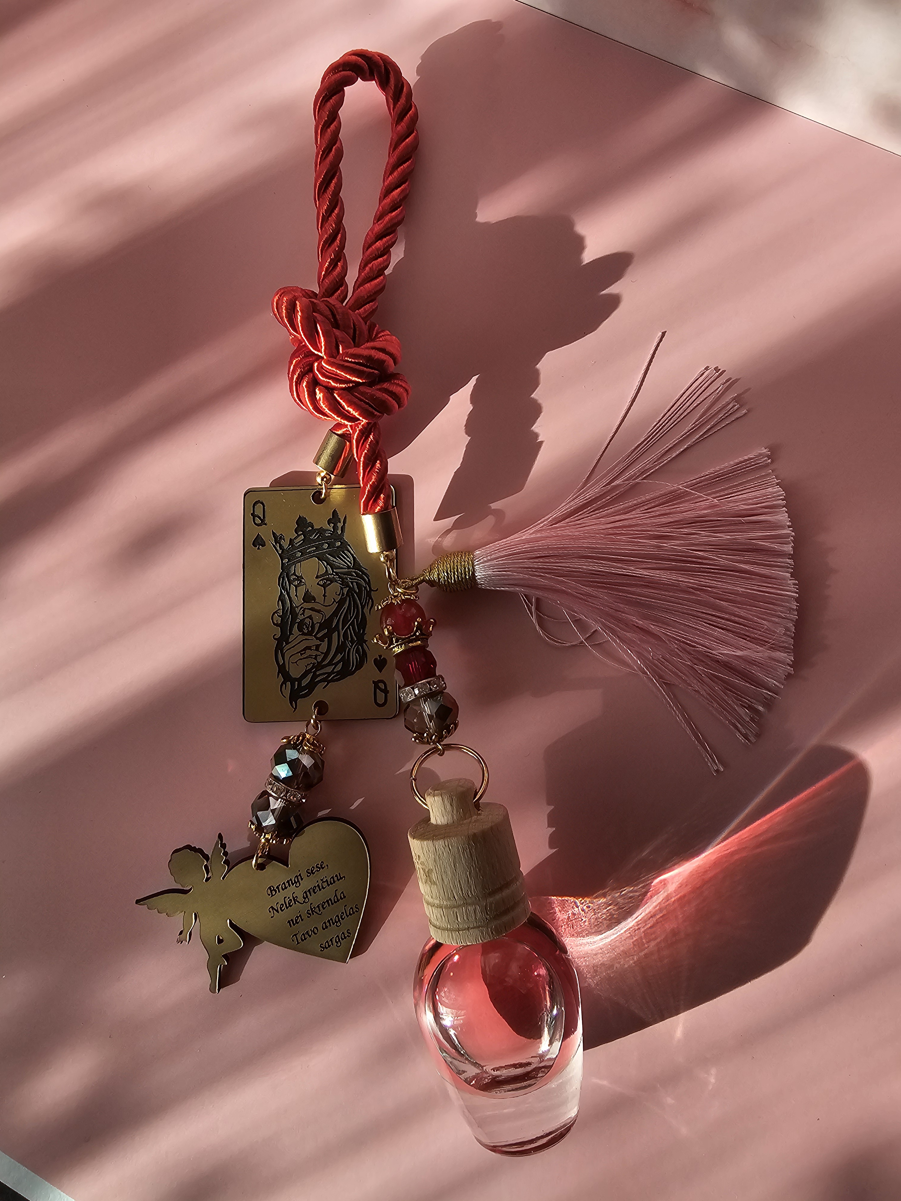 Automobilio pakabukas ir kvapukas su užrašu "Brangi sese,..."