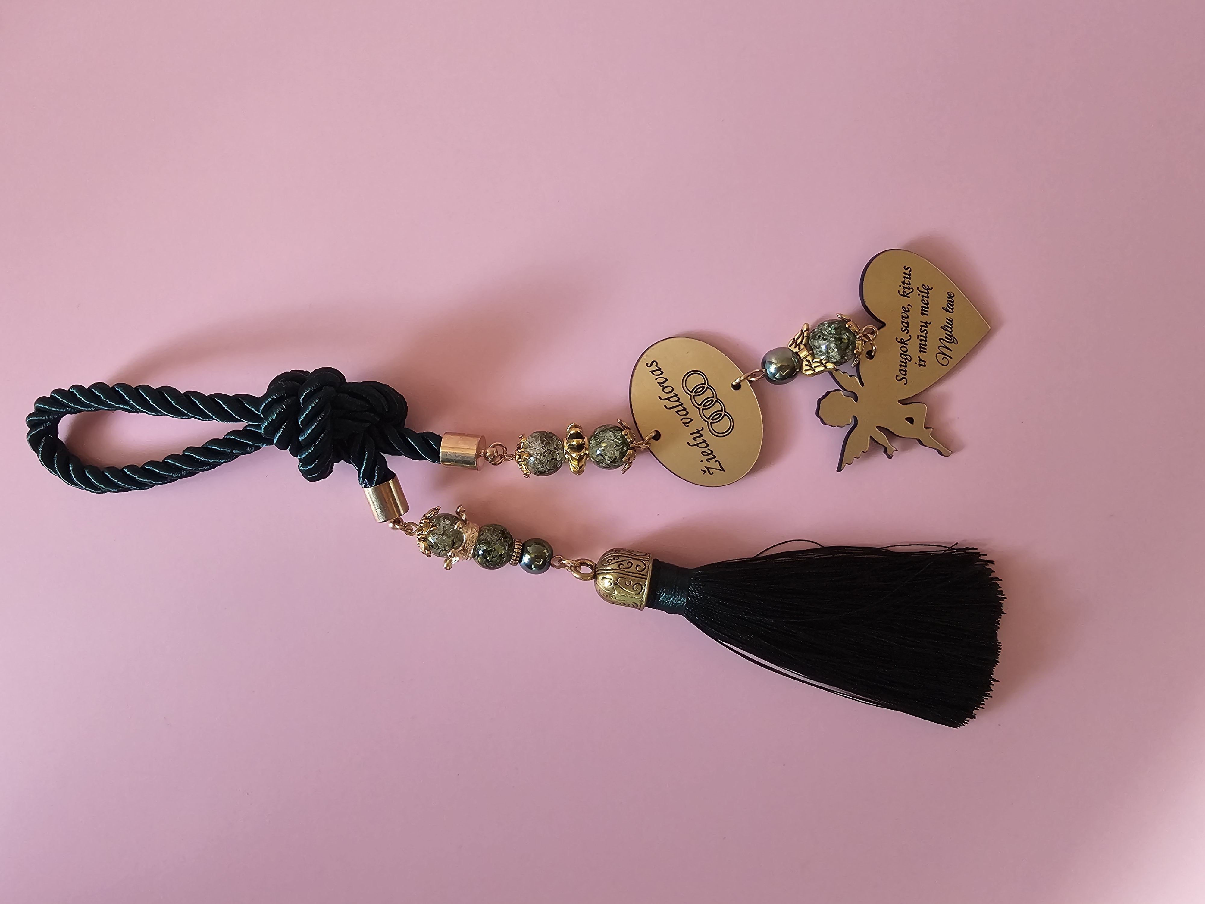 Automobilio pakabukas su užrašu "Žiedų valdovas"