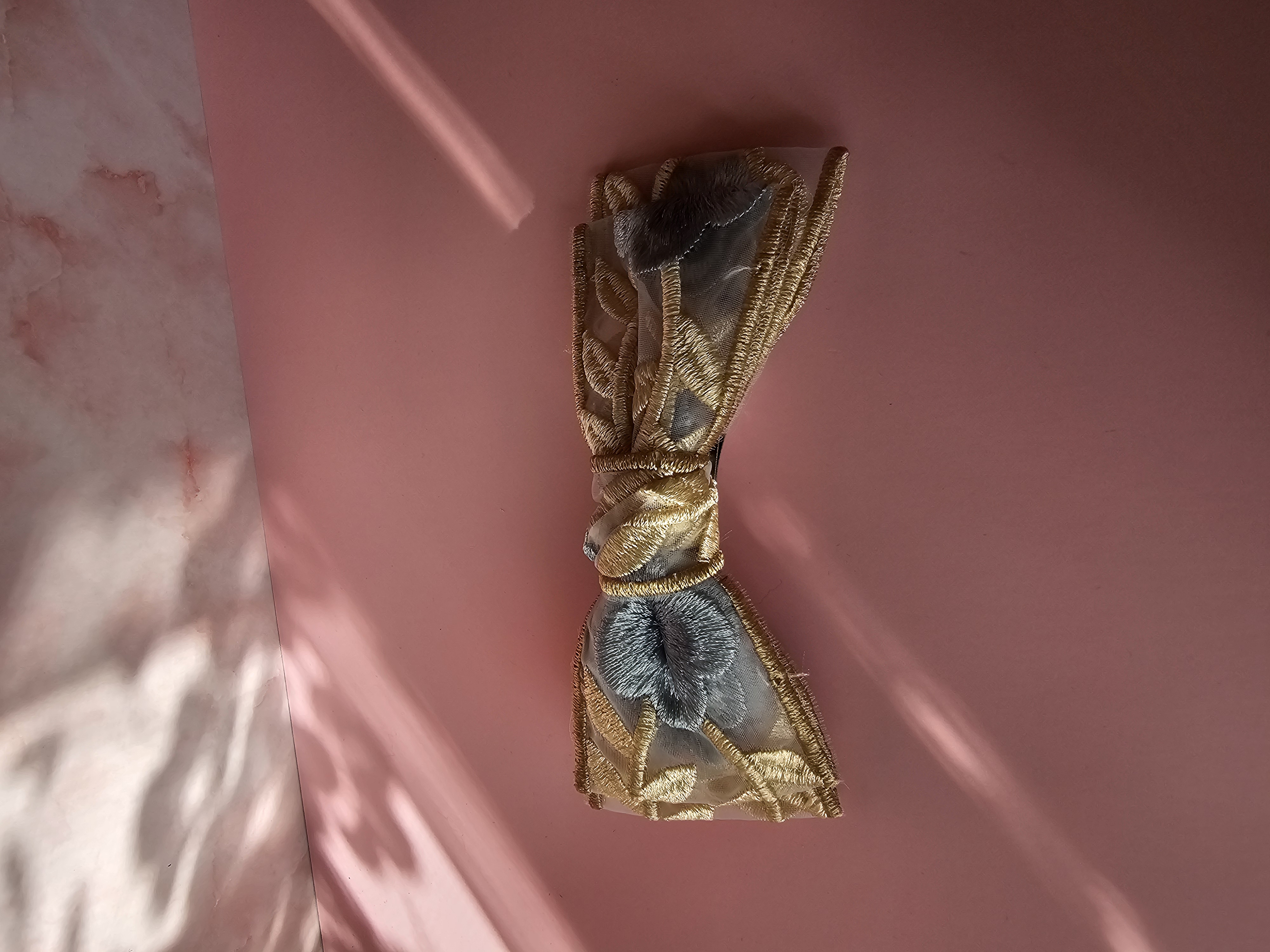 Plaukų segtukas kaspinas - aukso su mėlynu nėrinys