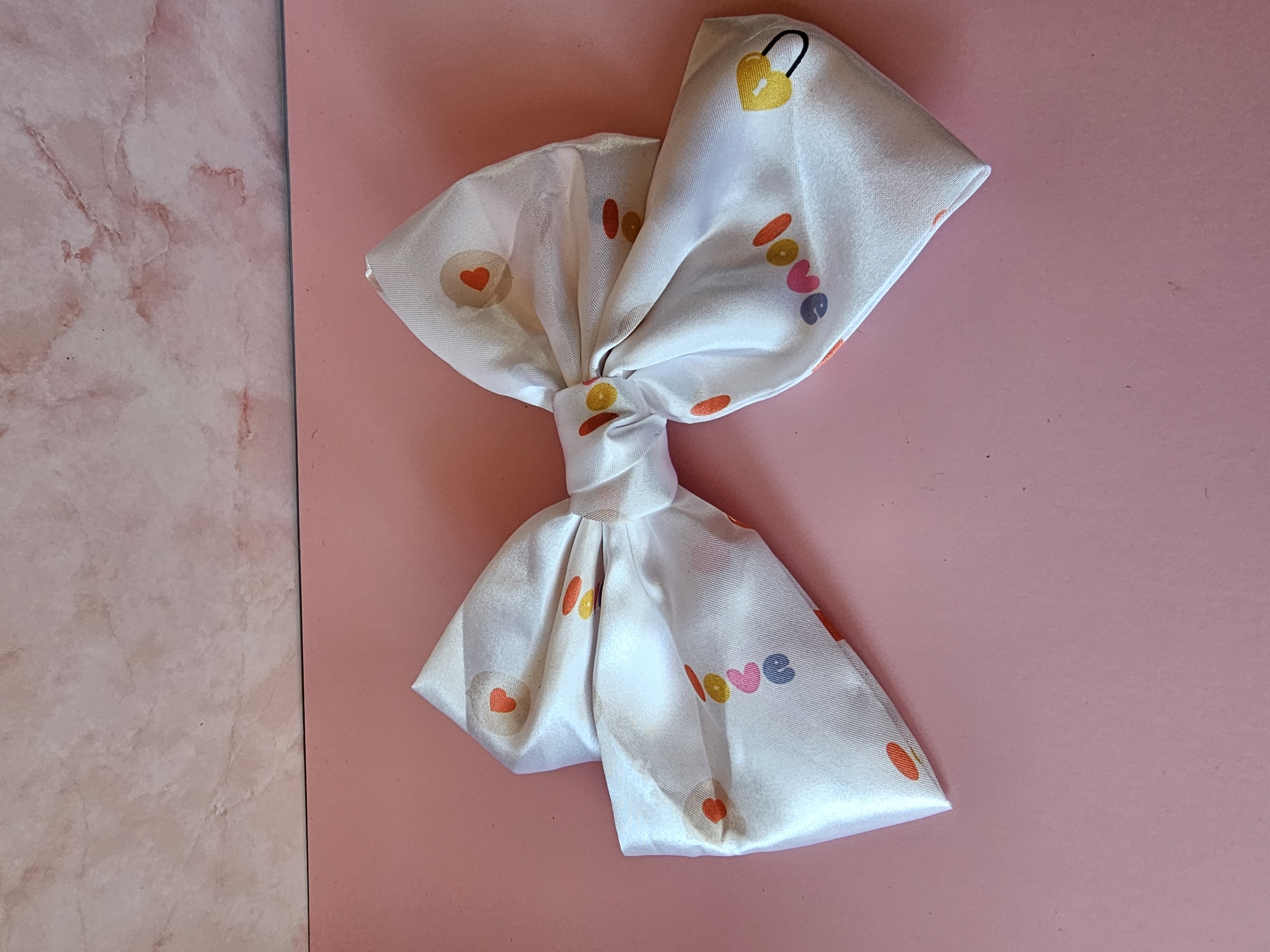 Plaukų segtukas kaspinas - baltas su žaismingumu