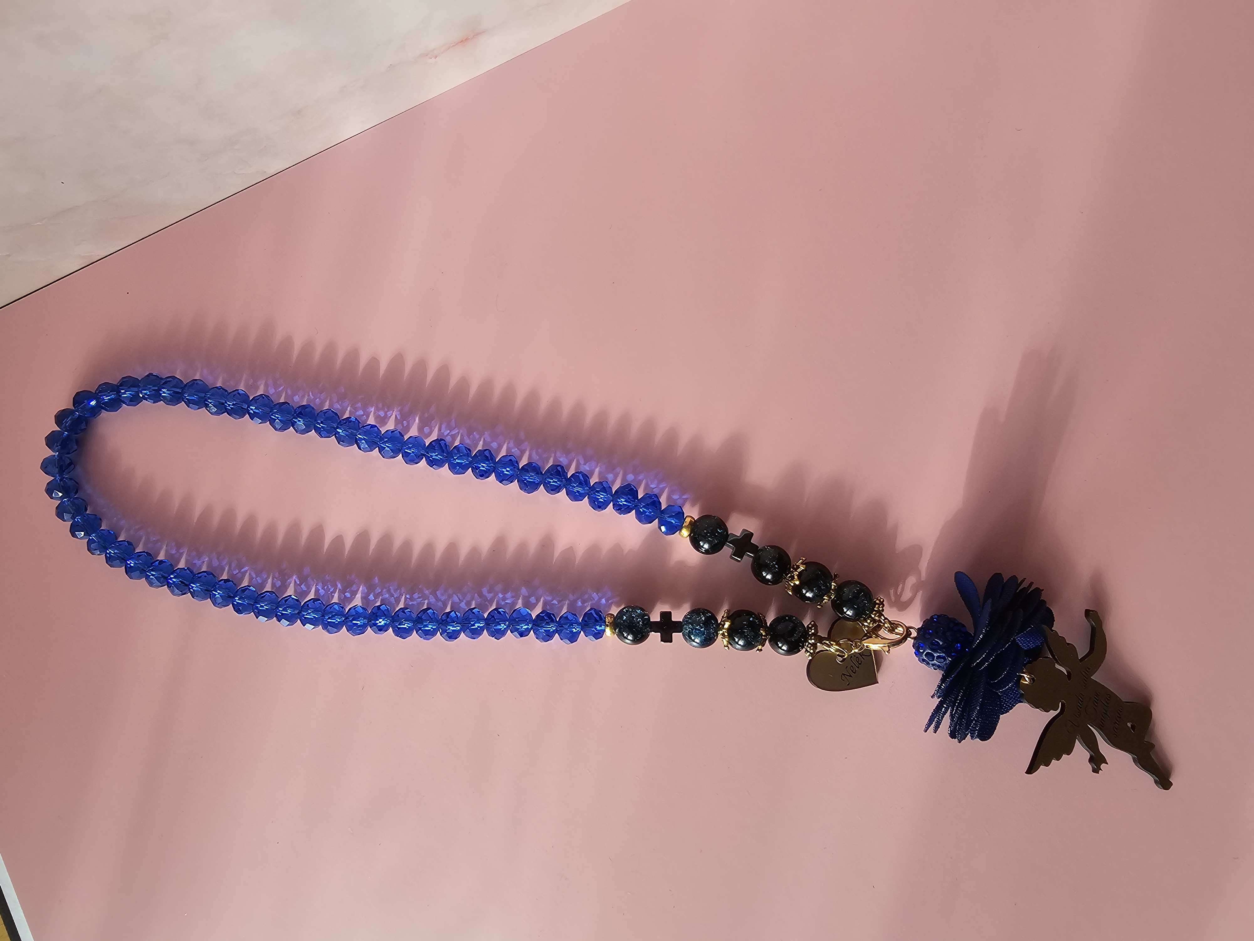 Automobilio pakabukas su užrašu "Visada šalia"