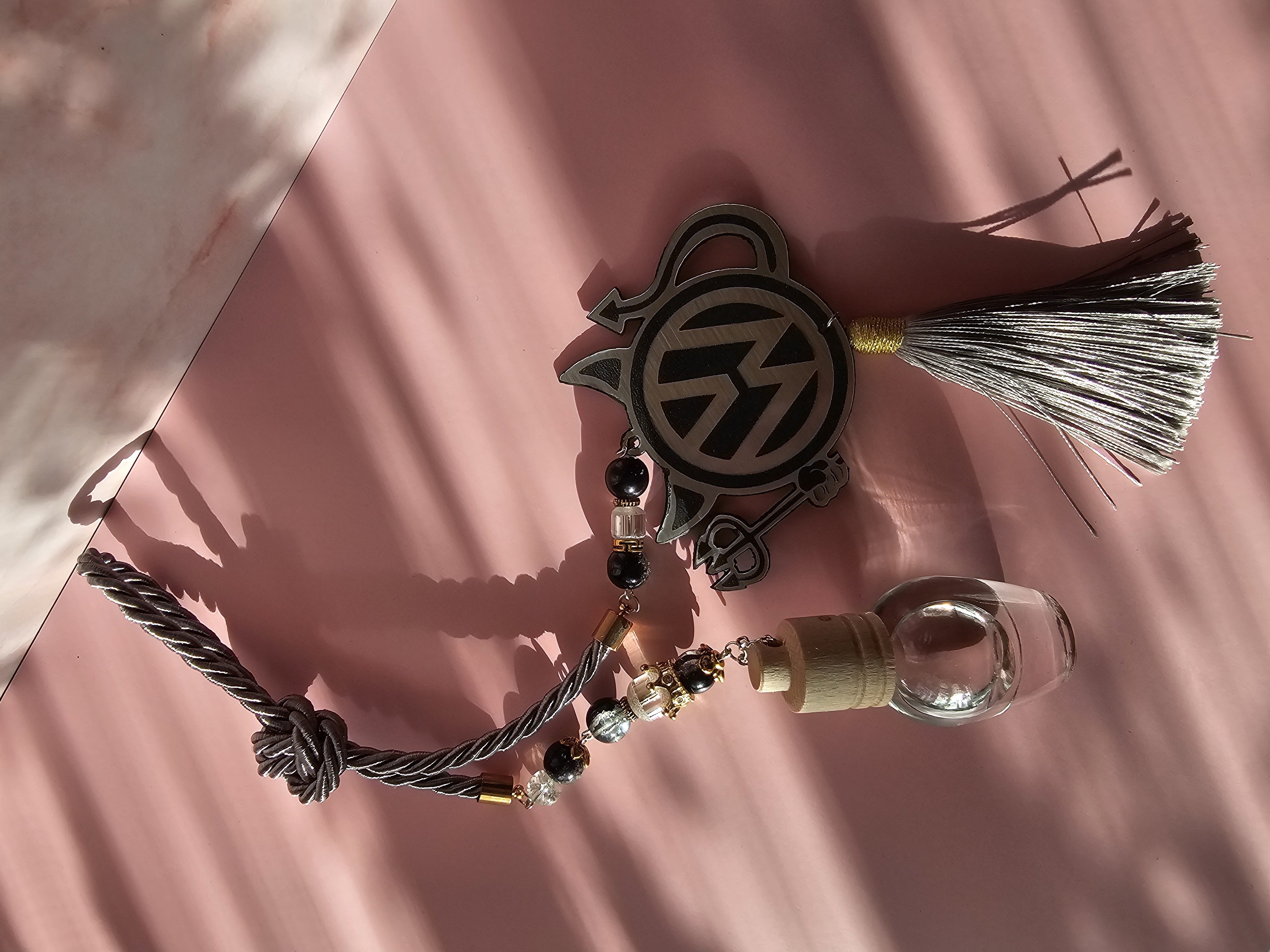 Automobilio pakabukas su volkswagen ženklu - pilkas velnias 