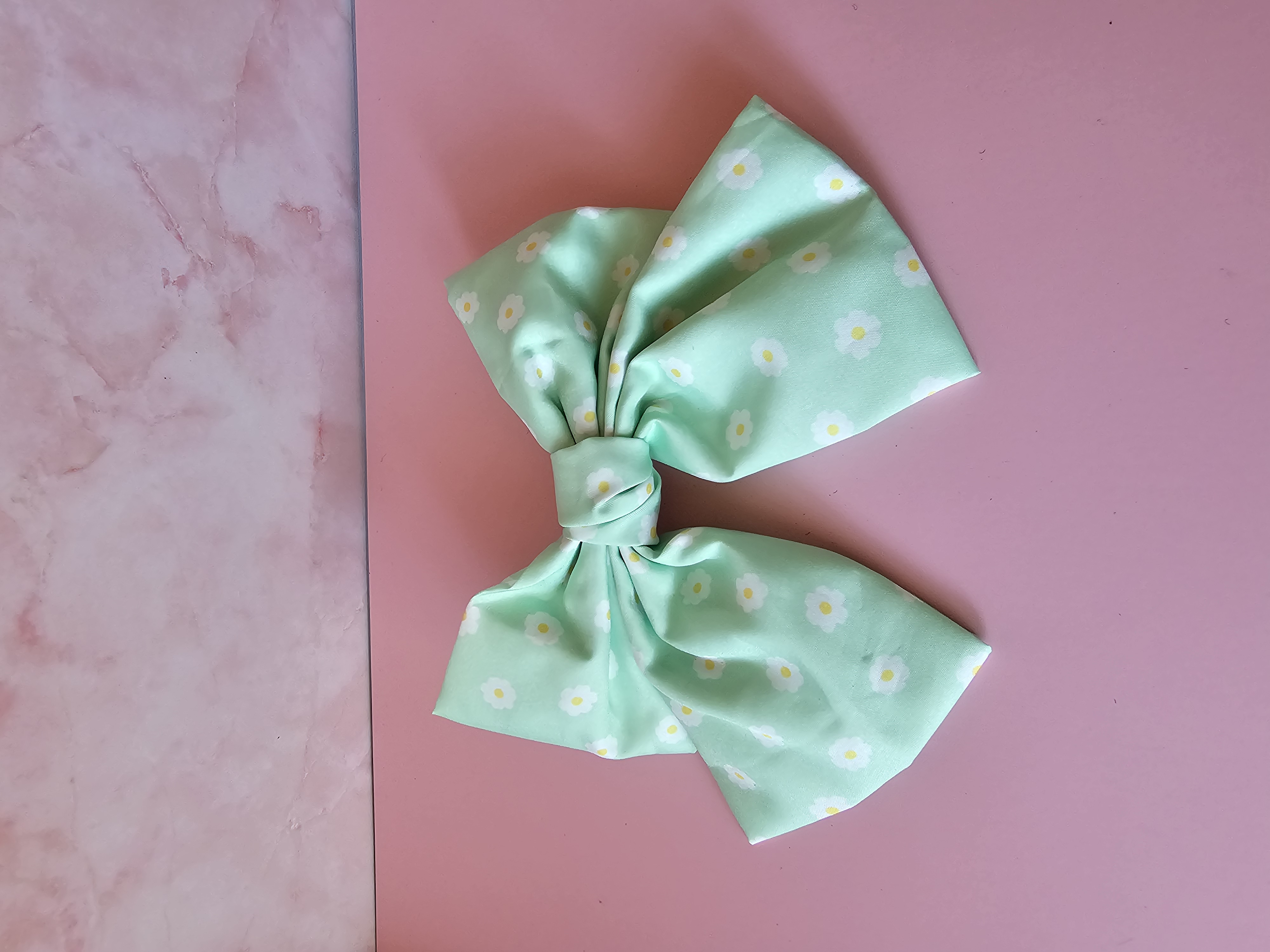 Plaukų kaspinas - švelniai žalsva ramunė