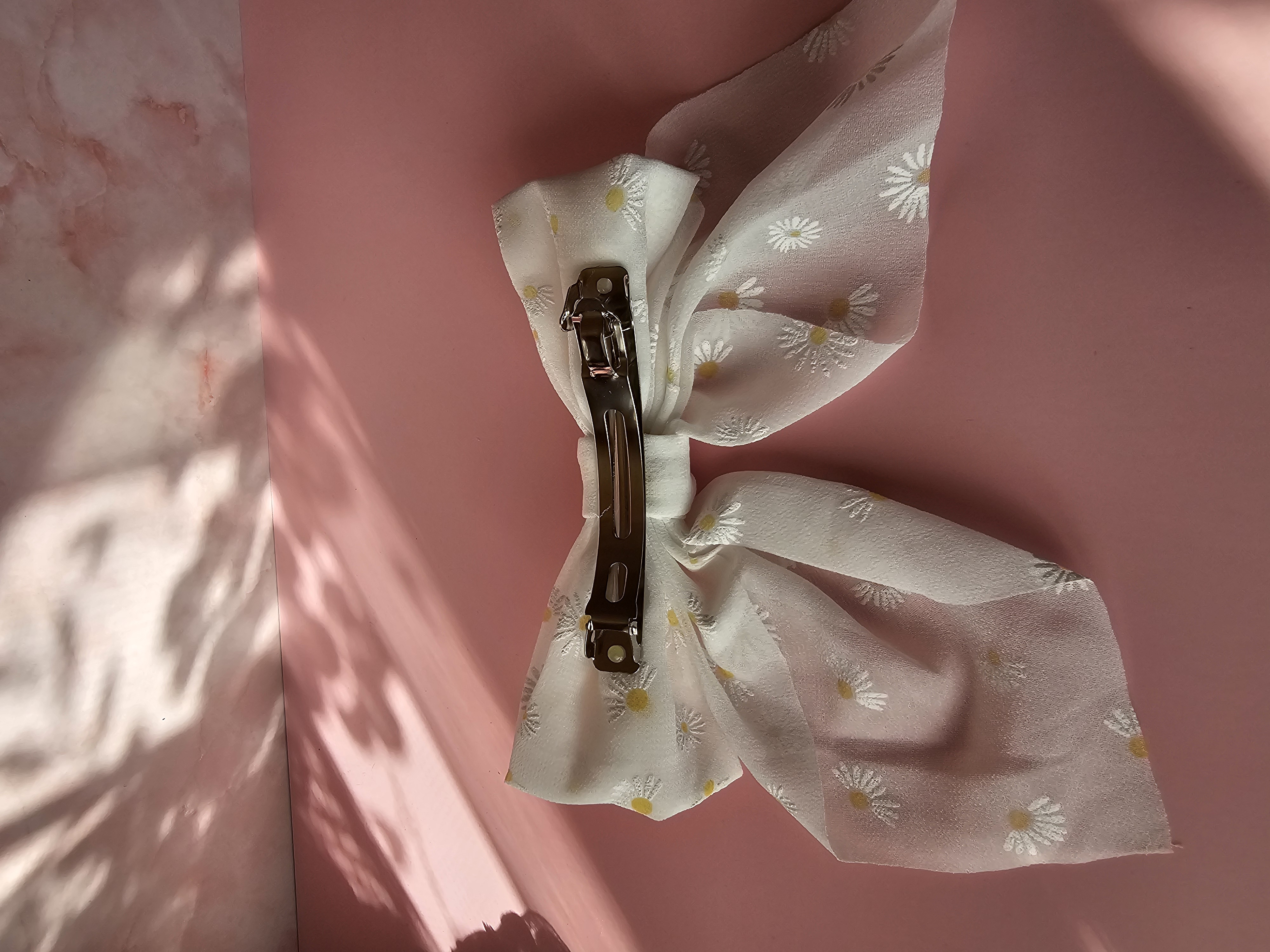 Plaukų segtukas kaspinas - balta ramunė