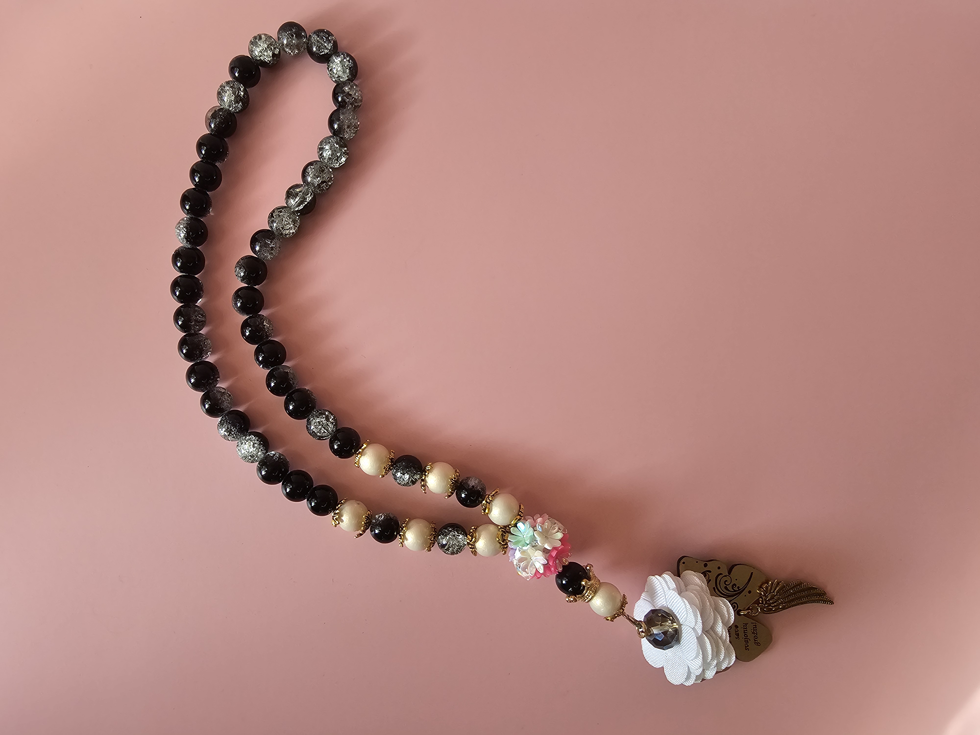 Automobilio pakabukas su užrašu "Ateitis priklauso..."