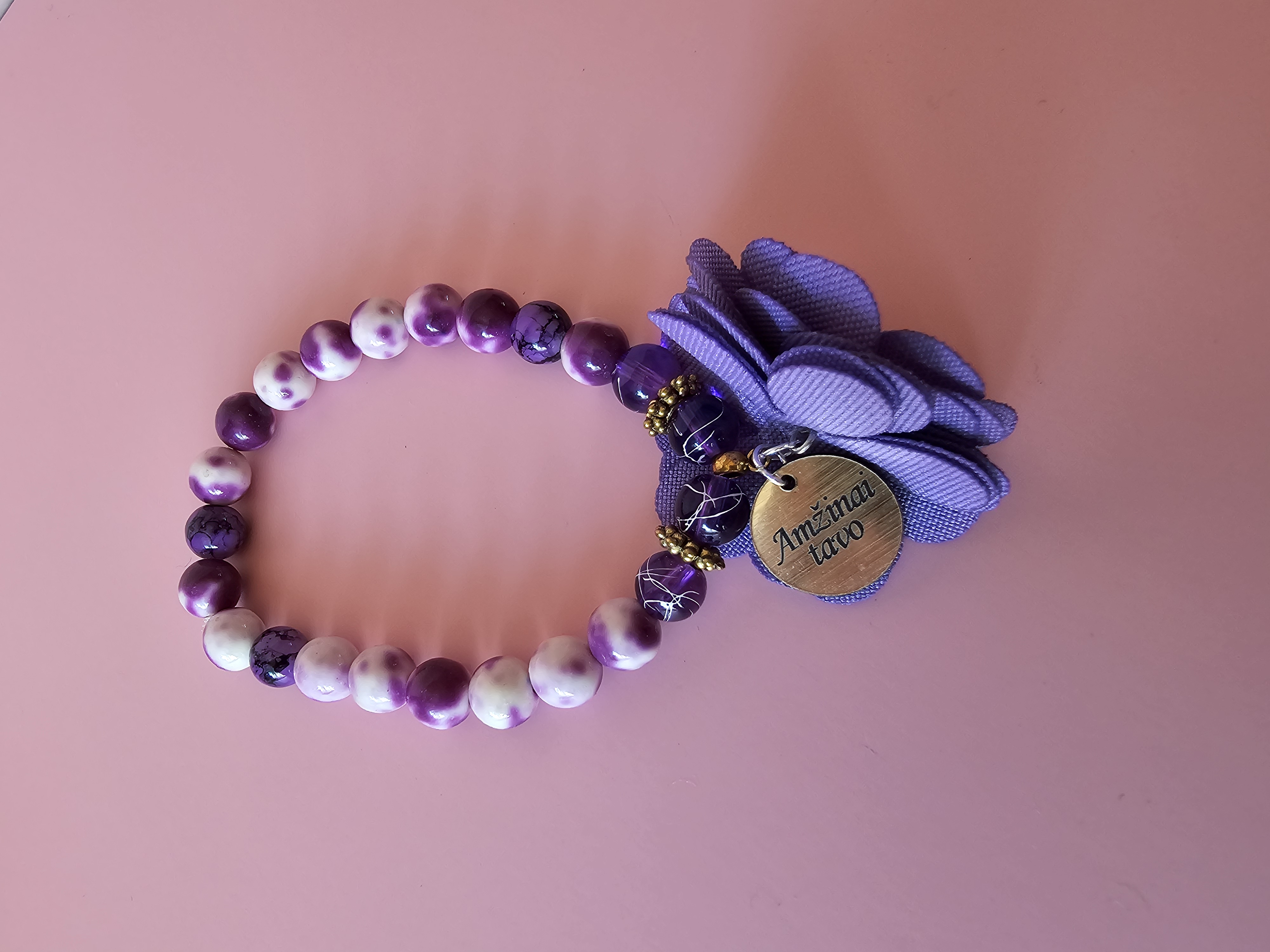 Marga violetinė apyrankė su užrašu "Amžinai tavo"