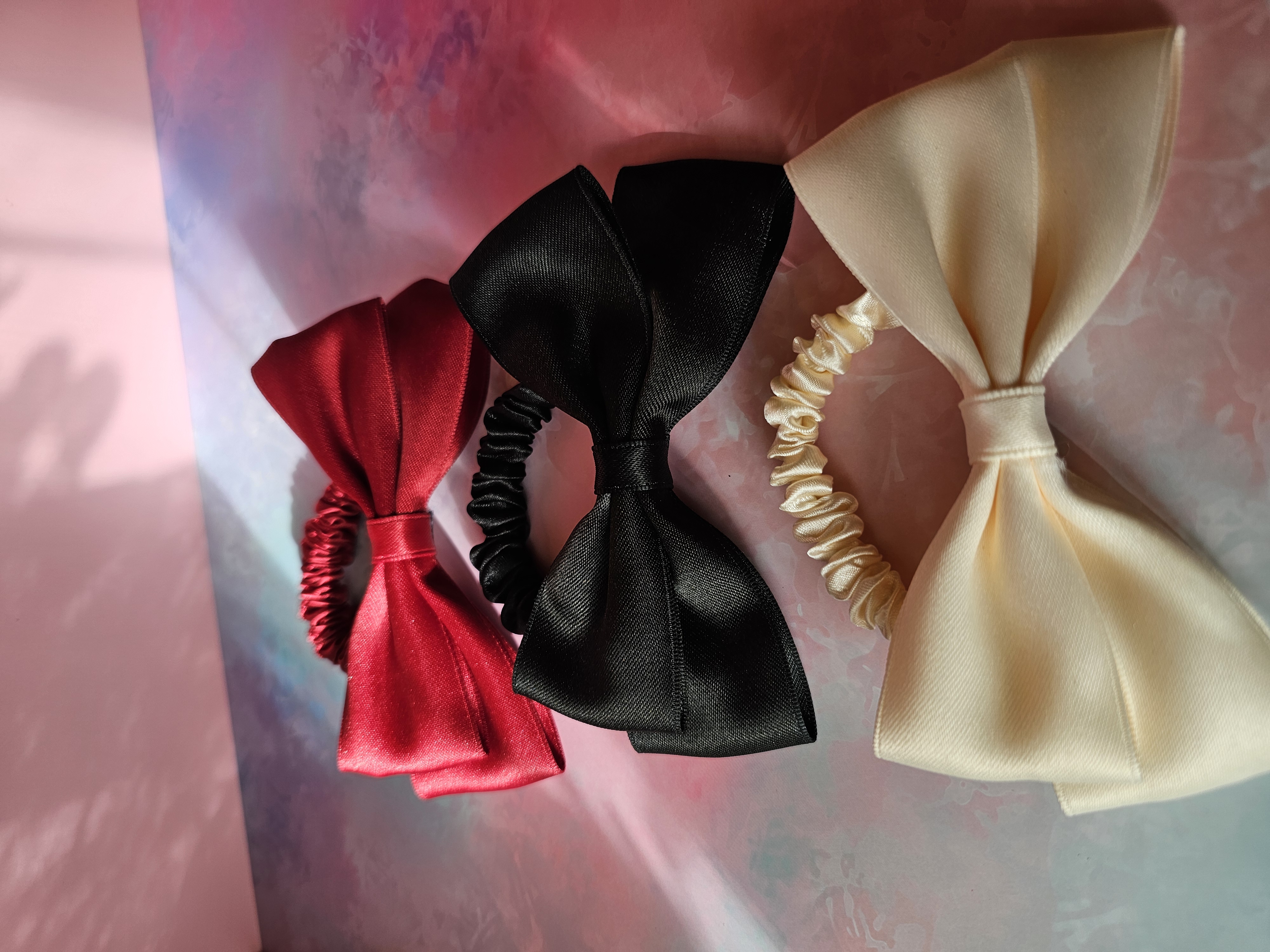 Plaukų gumytė - raudonas midi kaspinas