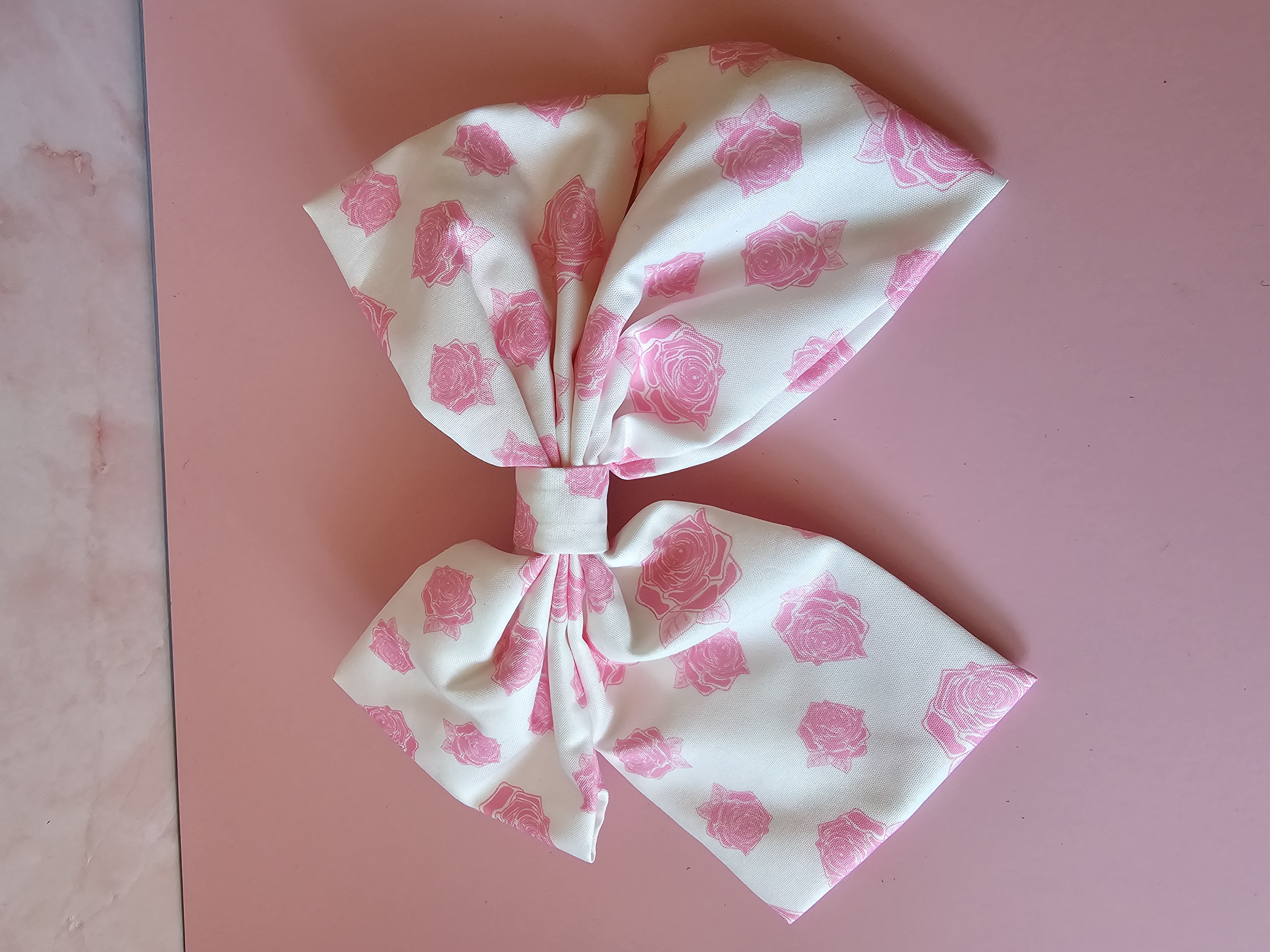 Plaukų segtukas kaspinas - baltas su rožinėmis rožėmis