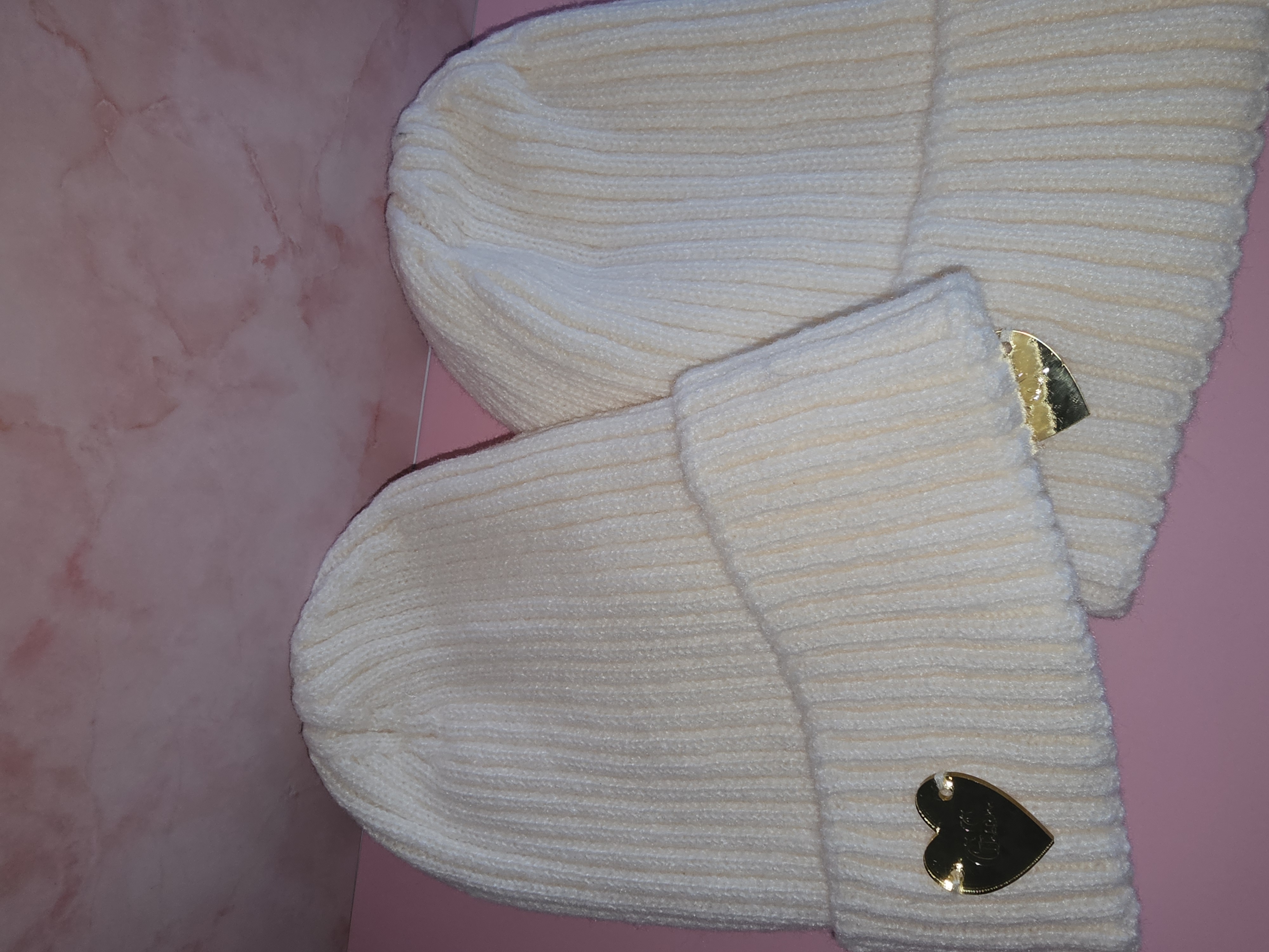 Baltos spalvos žieminė kepurė su šilku